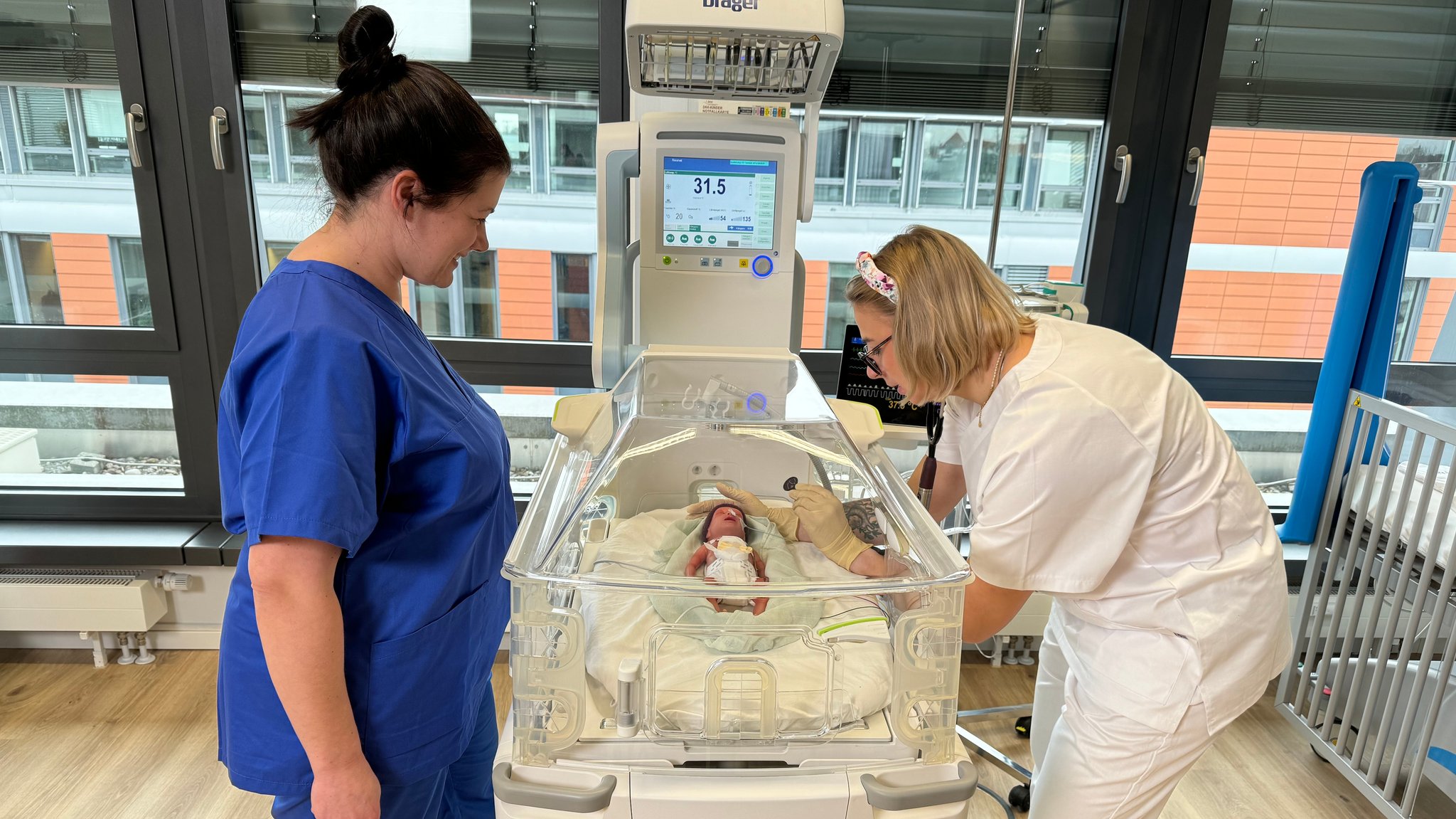 Lernen an einem Simulationsbaby: Eine Pflegestudentin der Hochschule München übt den Ernstfall "Atemnot" an einer täuschend echten Puppe. | Bild: Katrin Bohlmann/BR Lernen an einem Simulationsbaby: Eine Pflegestudentin der Hochschule München übt den Ernstfall "Atemnot" an einer täuschend echten Puppe.