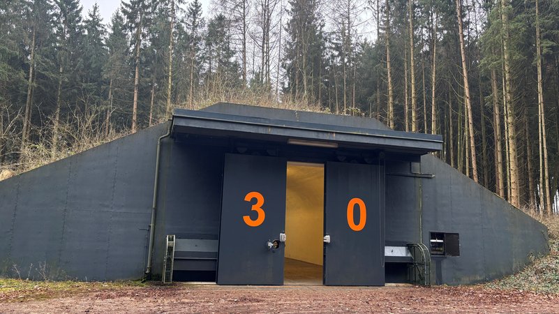 Einer der 32 Bunker auf dem Lerchenberg, in denen Munition eingelagert werden soll. | Bild: BR / Judith Zacher Einer der 32 Bunker auf dem Lerchenberg, in denen Munition eingelagert werden soll.