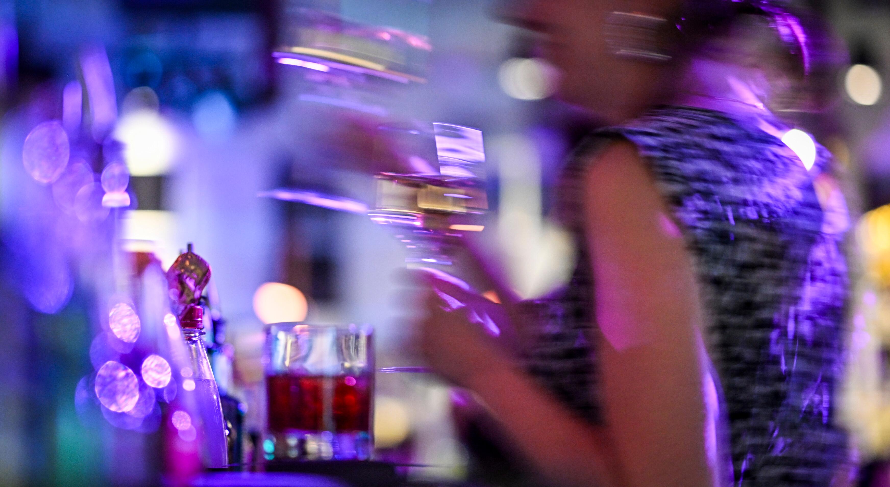 Szene an einer Bar (Symbolbild)