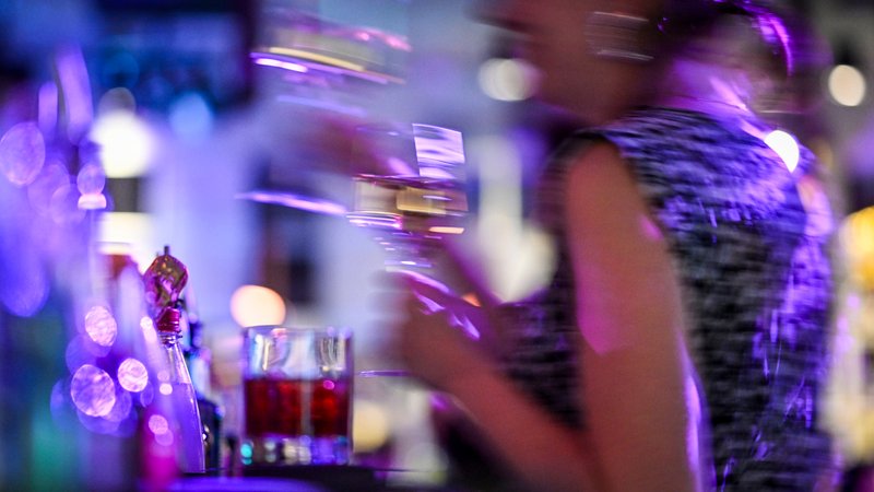 Szene an einer Bar (Symbolbild) | Bild: pa/dpa/Jens Kalaene Szene an einer Bar (Symbolbild)