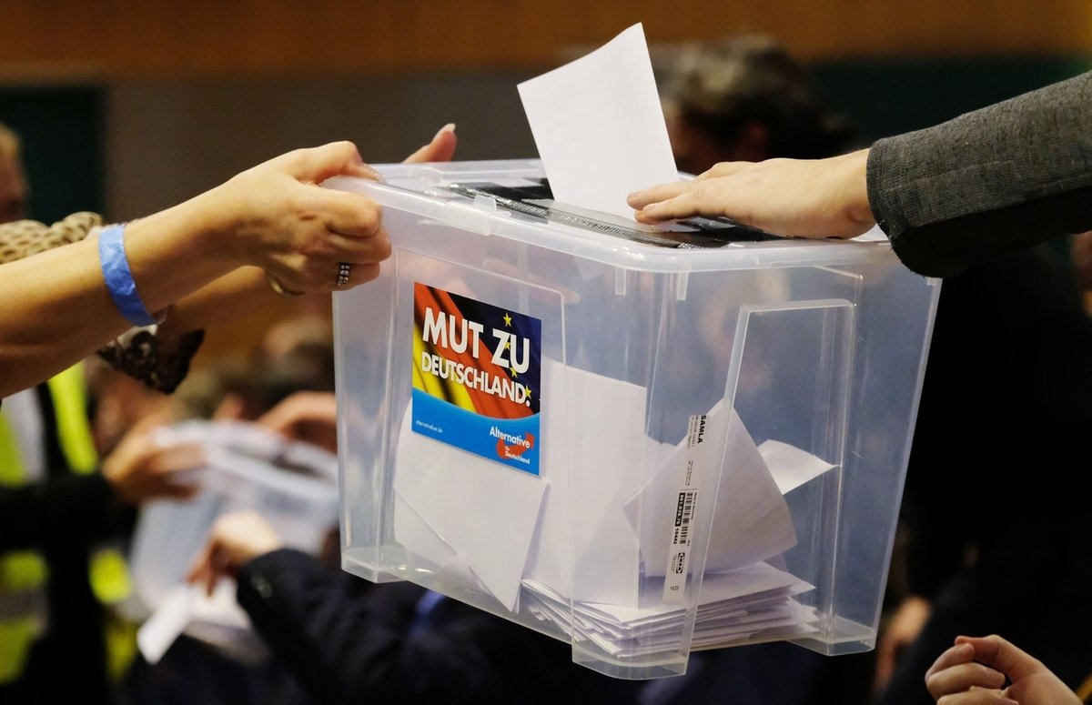  Stimmzettel werden beim Landesparteitag der der sächsischen AfD eingesammelt