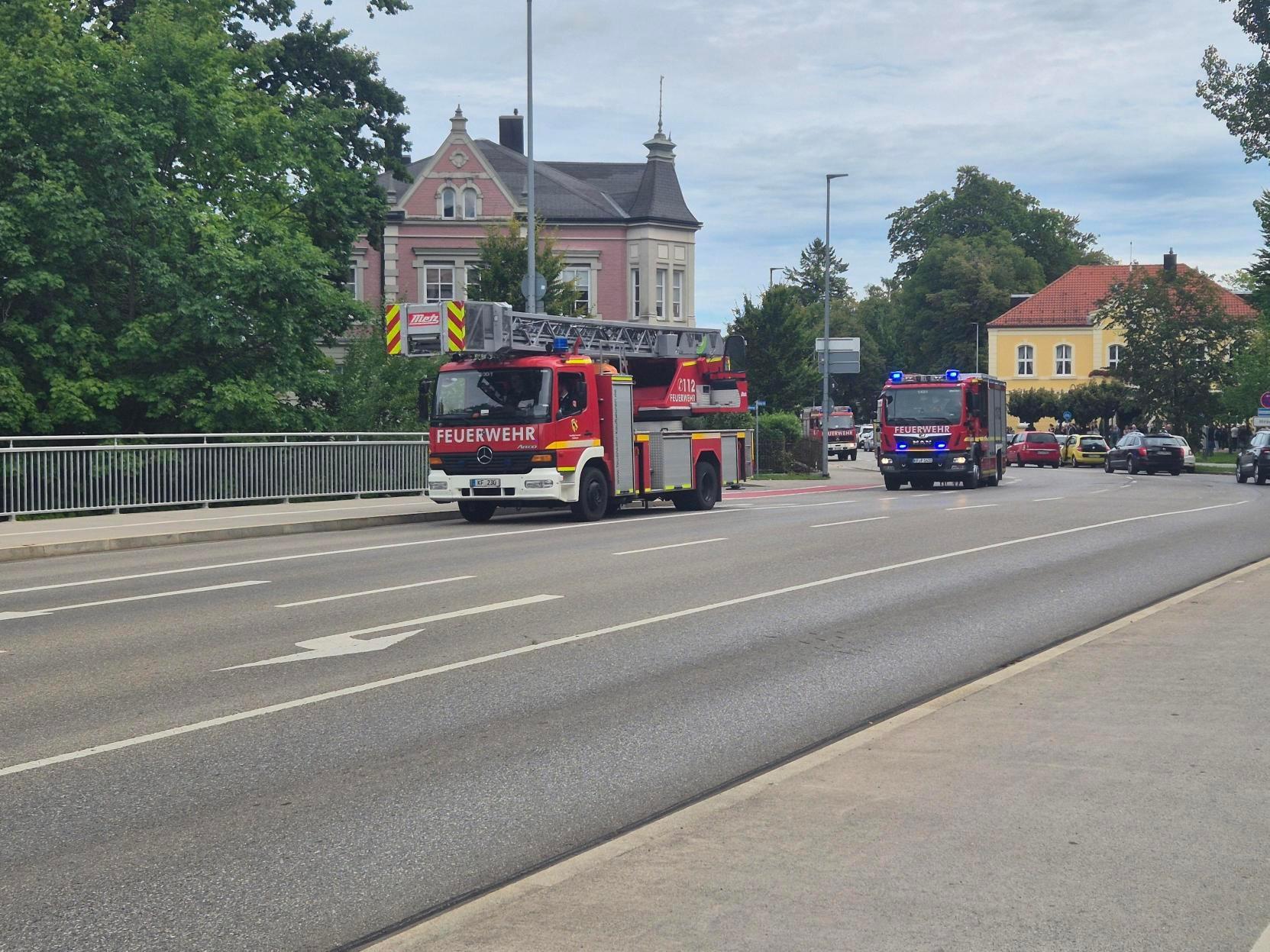 Ein Konvoi aus Einsatzfahrzeugen begleitet den Sarg des Verstorbenen zum Friedhof