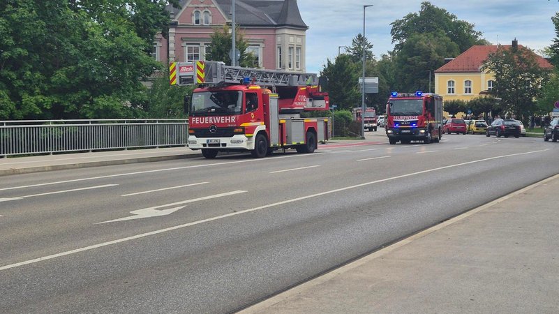 Ein Konvoi aus Einsatzfahrzeugen begleitet den Sarg des Verstorbenen zum Friedhof | Bild: BR/Christian Michael Hammer Ein Konvoi aus Einsatzfahrzeugen begleitet den Sarg des Verstorbenen zum Friedhof
