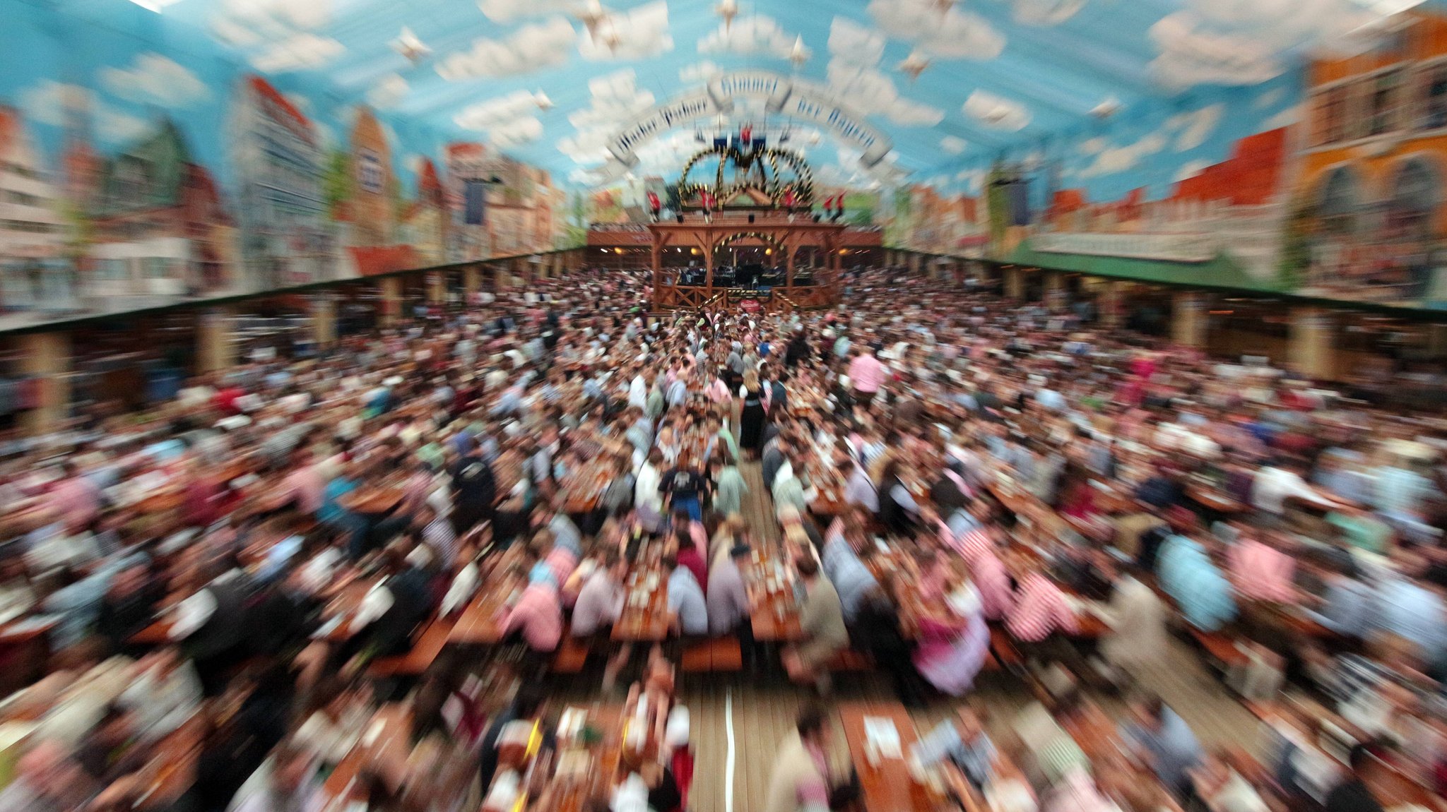 Oktoberfest München: Das Festzelt "Hacker Pschorr. Der Himmel der Bayern" von Innen (Archivbild).