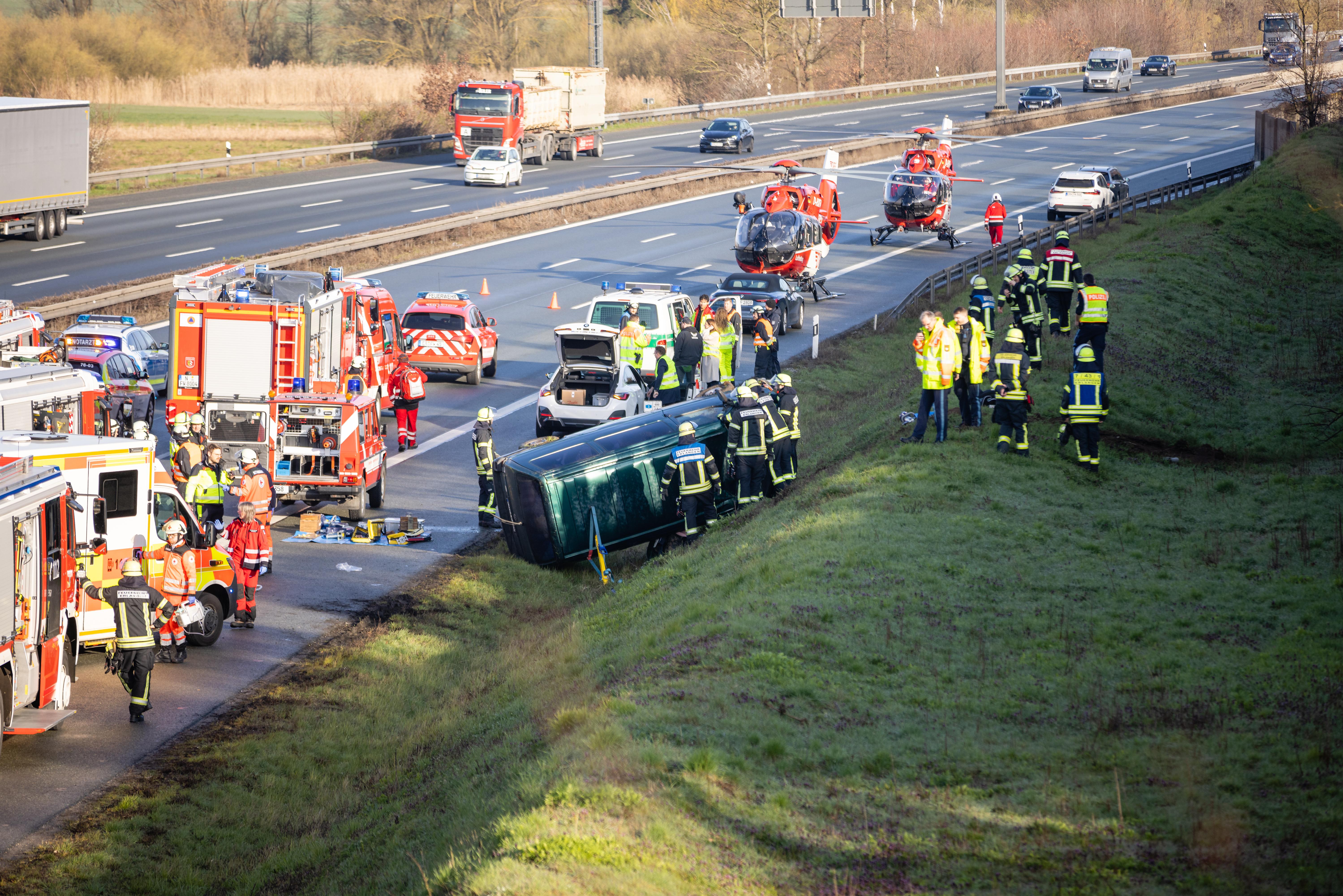 Verunglückter VW-Bus auf A3