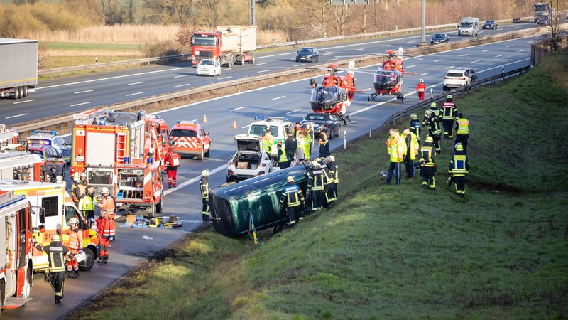 Verunglückter VW-Bus auf A3 | Bild: news5 Verunglückter VW-Bus auf A3