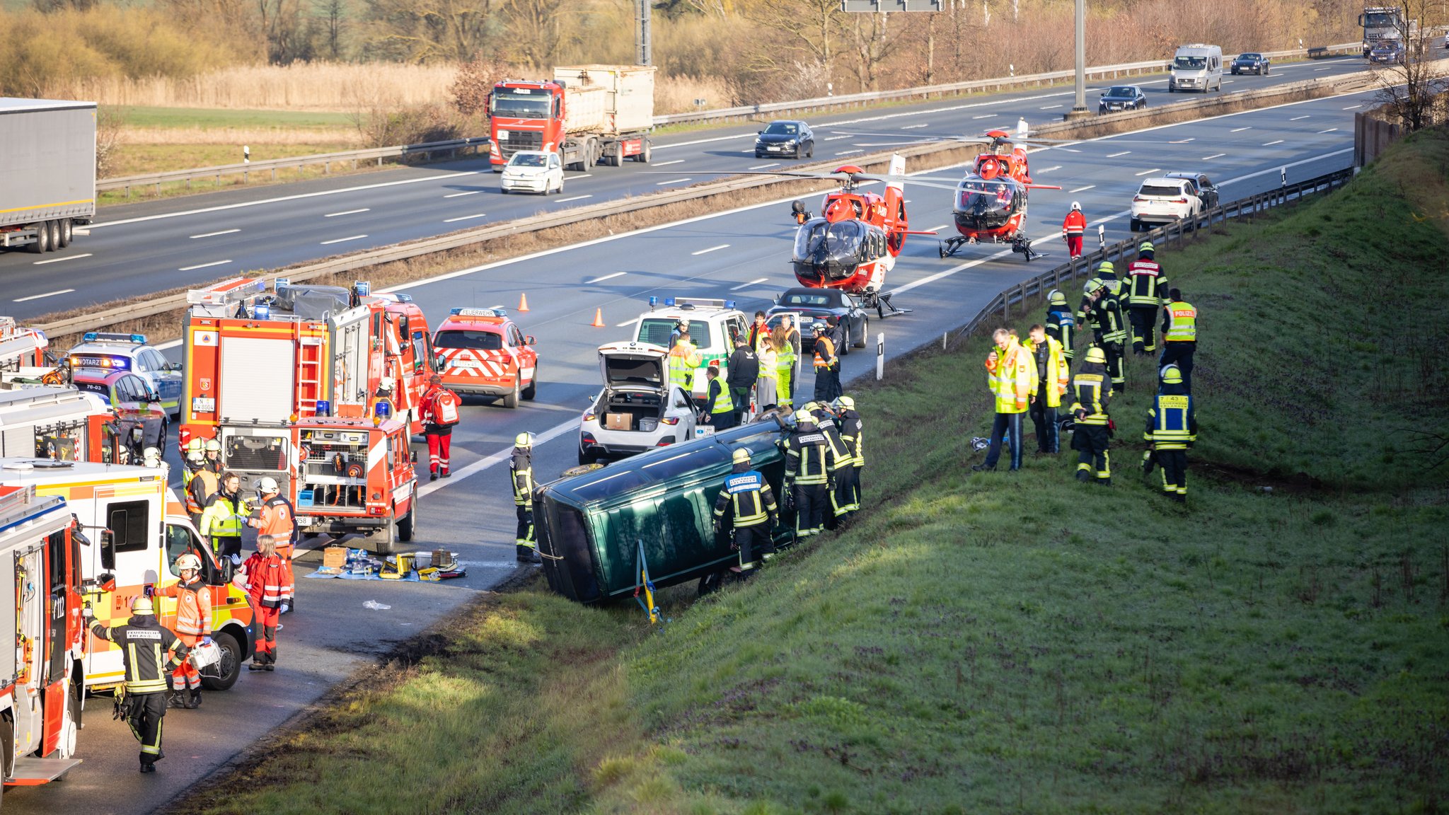 Achtköpfige Familie verunglückt mit VW-Bus auf A3