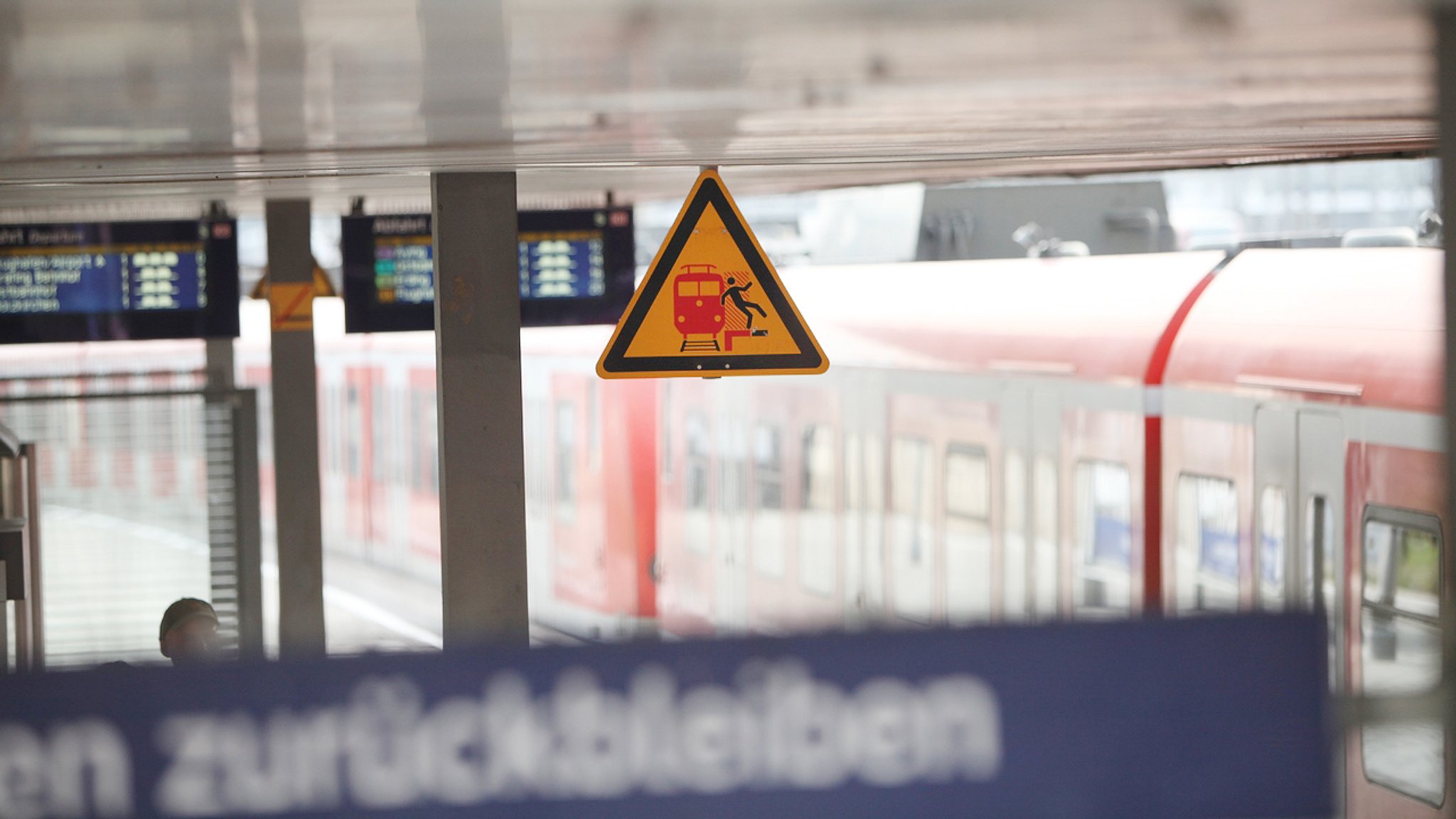 Die Stammstrecke zwischen Ostbahnhof und Pasing wurde gesperrt. Am Isartor ist eine S-Bahn aus den Schienen gesprungen.