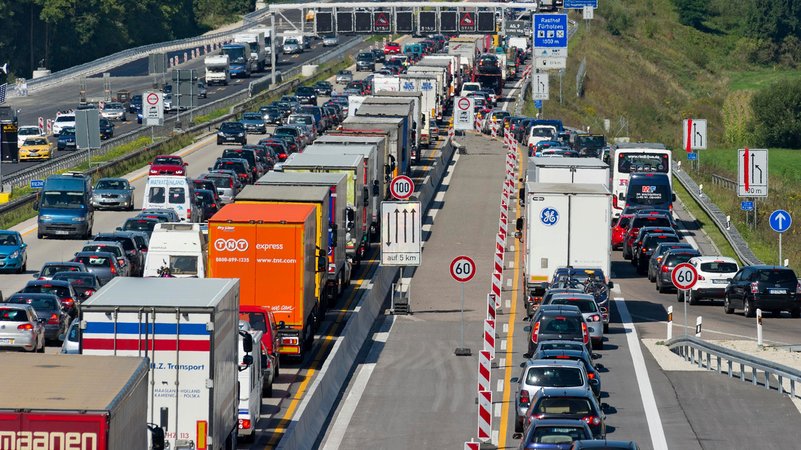Stau an Baustelle am Autobahnkreuz Neufahrn | Bild: picture alliance / imageBROKER | Raimund Kutter Stau an Baustelle am Autobahnkreuz Neufahrn