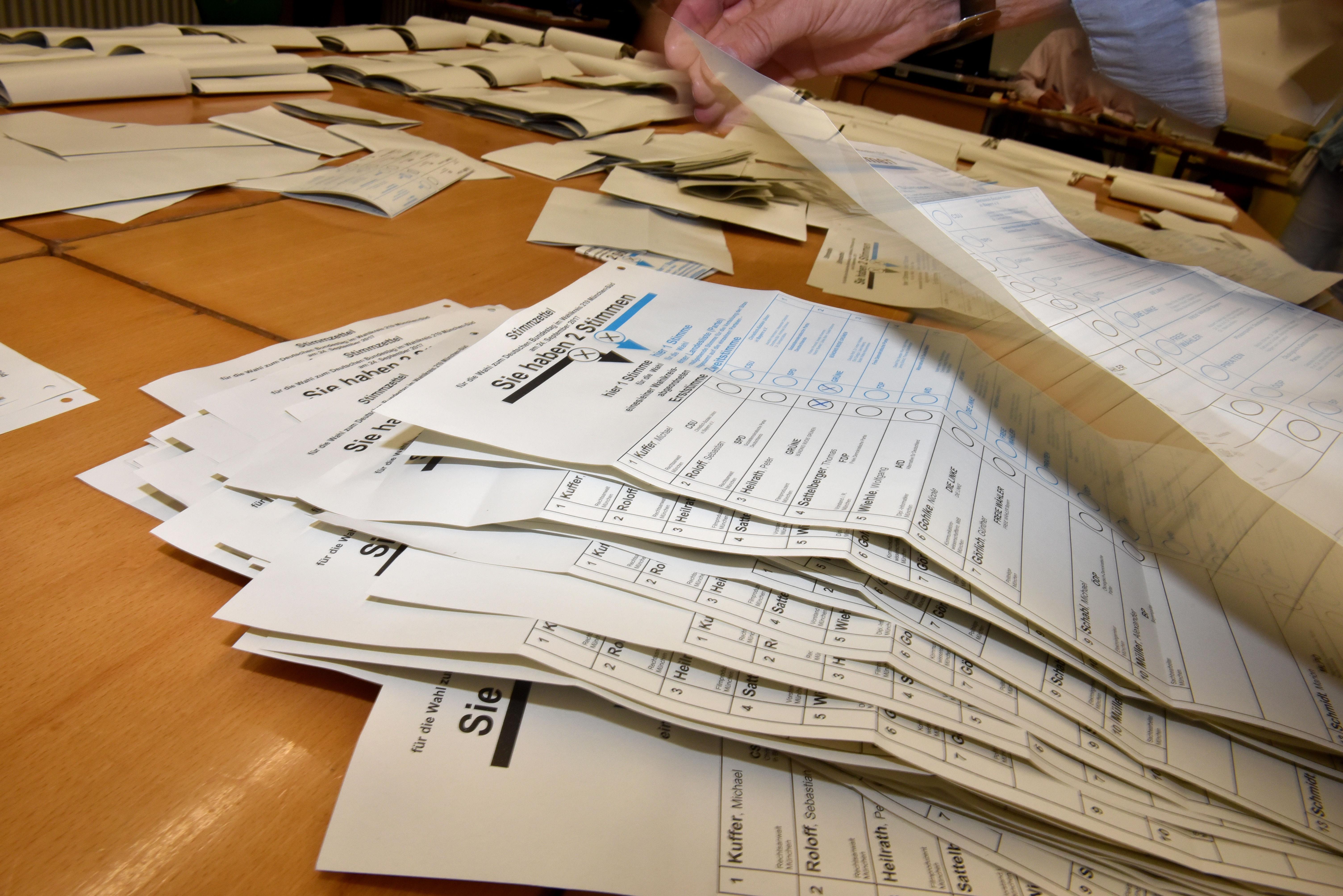 Bundestagswahl 2017 in München: Wahlhelfer beim Auszählen der Stimmzettel in der Realschule am Gotzinger Platz.