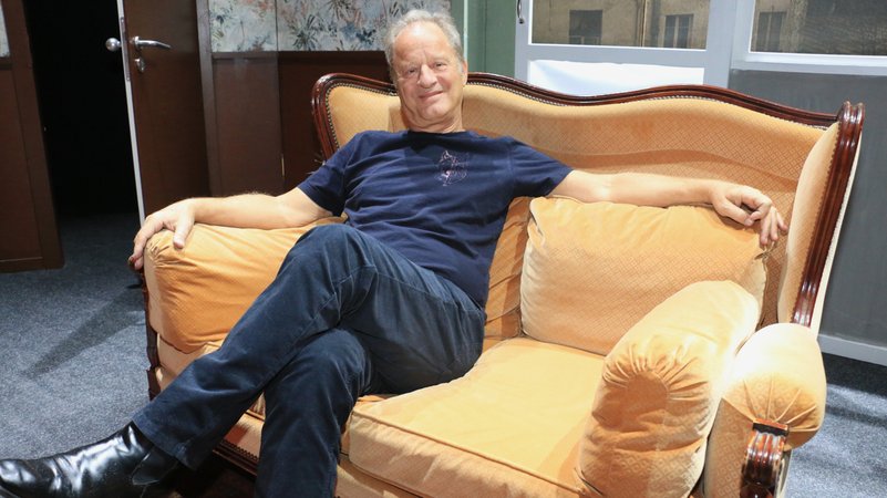 Der Comedian auf der Bühne der Komödie im Bayerischen Hof in München | Bild: Jungblut/BR Der Comedian auf der Bühne der Komödie im Bayerischen Hof in München