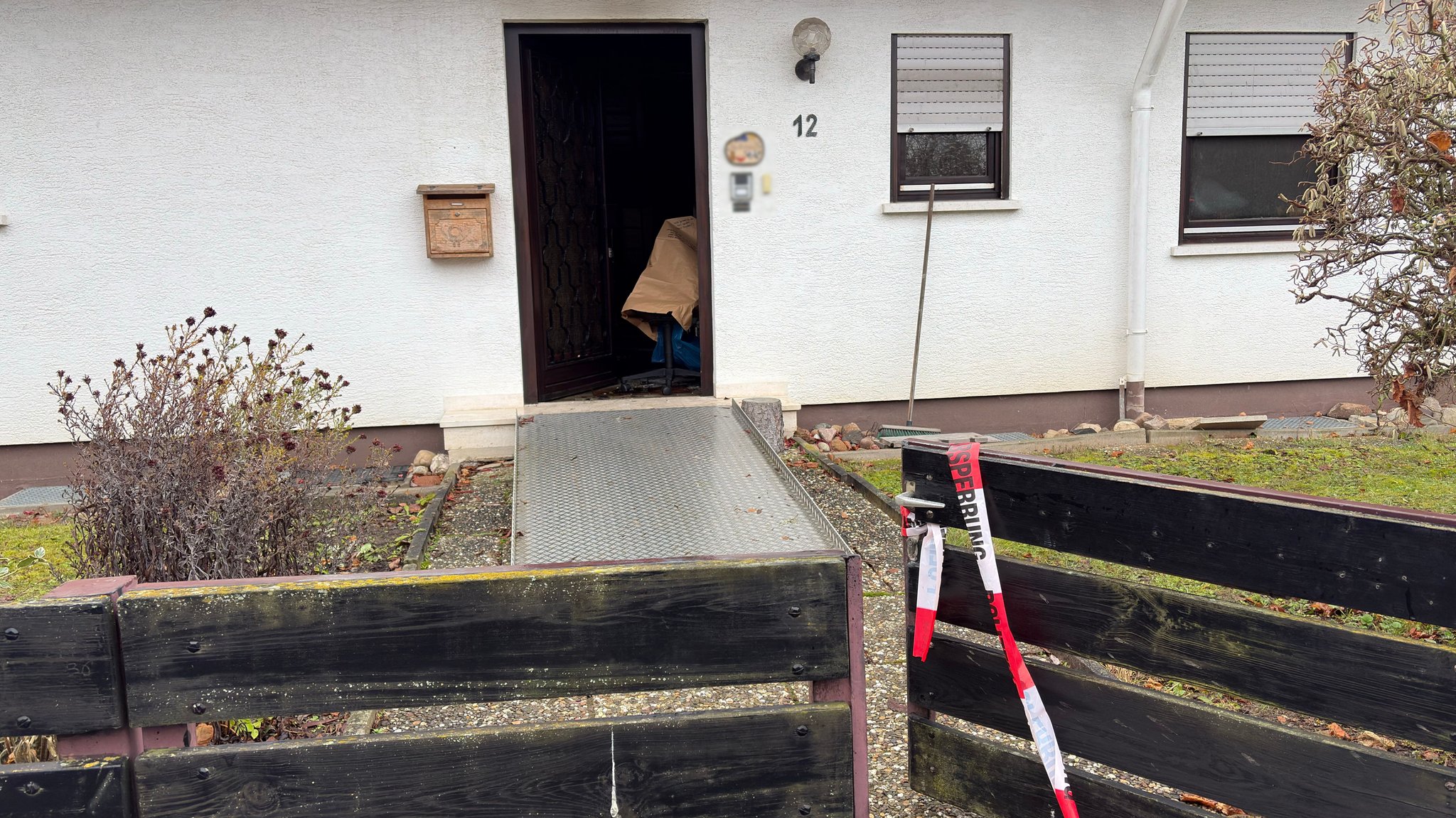 (Archivbild) In diesem Haus in Mainbernheim wurde ein 90-jähriger Rentner brutal überfallen. Man sieht ein Absperrband der Polizei.