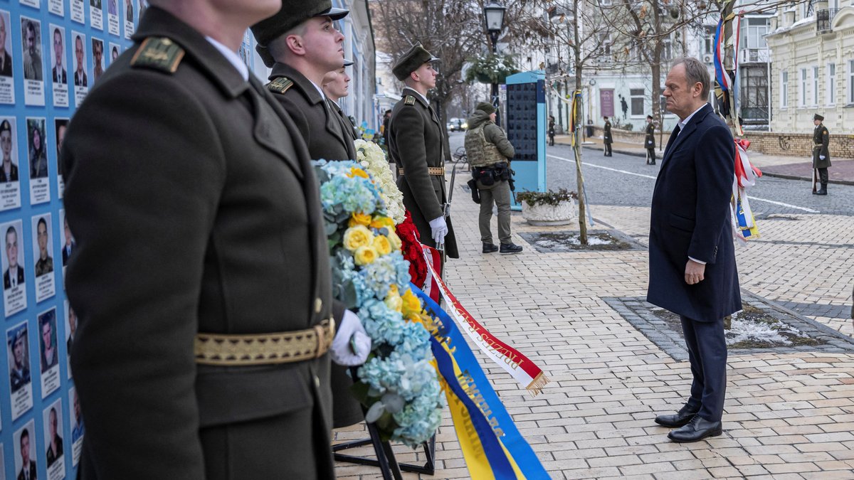 Donald Tusk an der Gedenkmauer für gefallene Verteidiger in Kiew