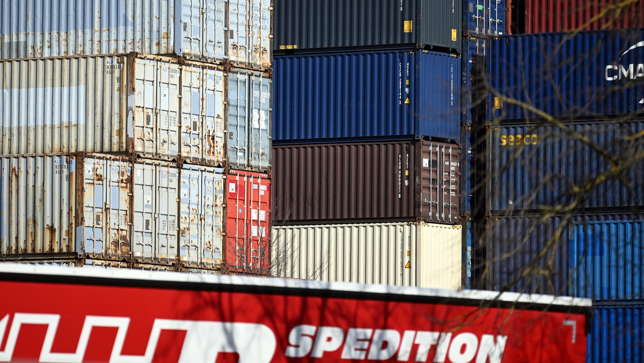 Eine Spedition und Container