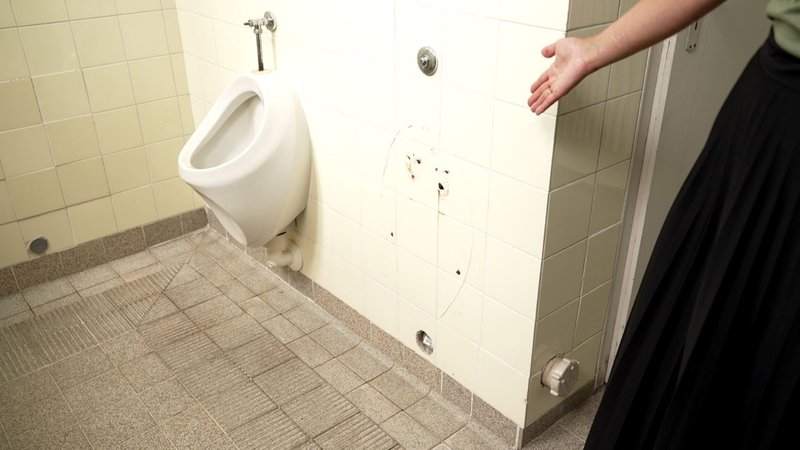 Hand zeigt auf abmontiertes Pissoir. | Bild: BR Hand zeigt auf abmontiertes Pissoir.