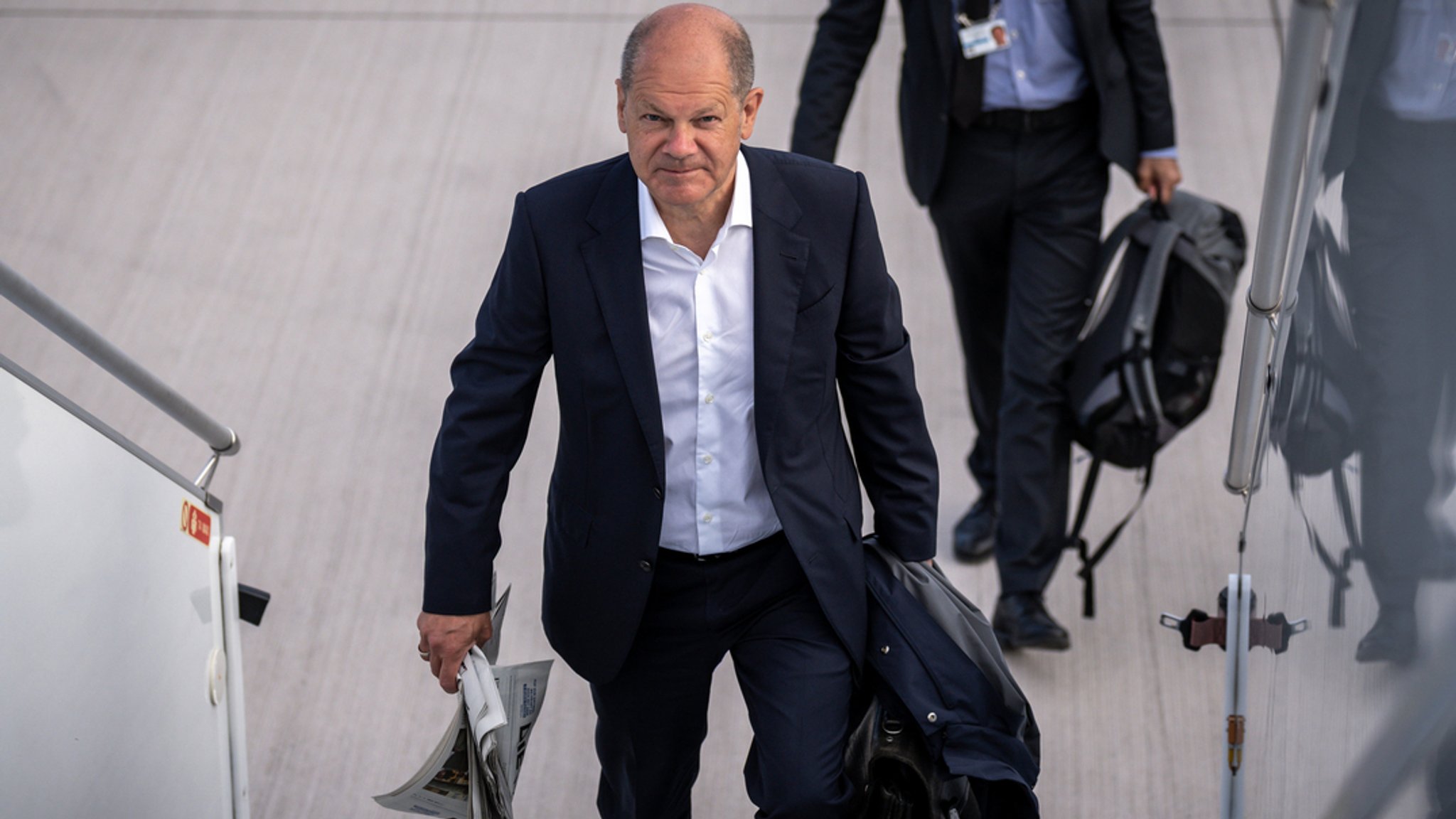 Symbolbild: Bundeskanzler Olaf Scholz (SPD) steigt am Flughafen in Berlin in ein Flugzeug der Flugbereitschaft der Luftwaffe (Bild vom 7.6.2022).