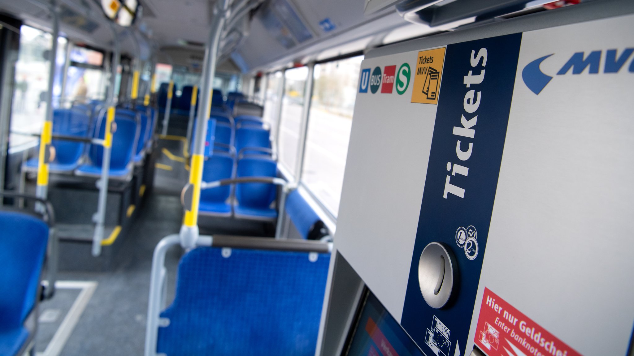 Ein Ticketautomat in einem Bus der Münchner Verkehrsgesellschaft 