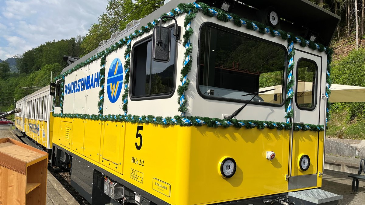 Die neue, gelbe und geschmückte Lok der Wendelsteinbahn in Brannenburg