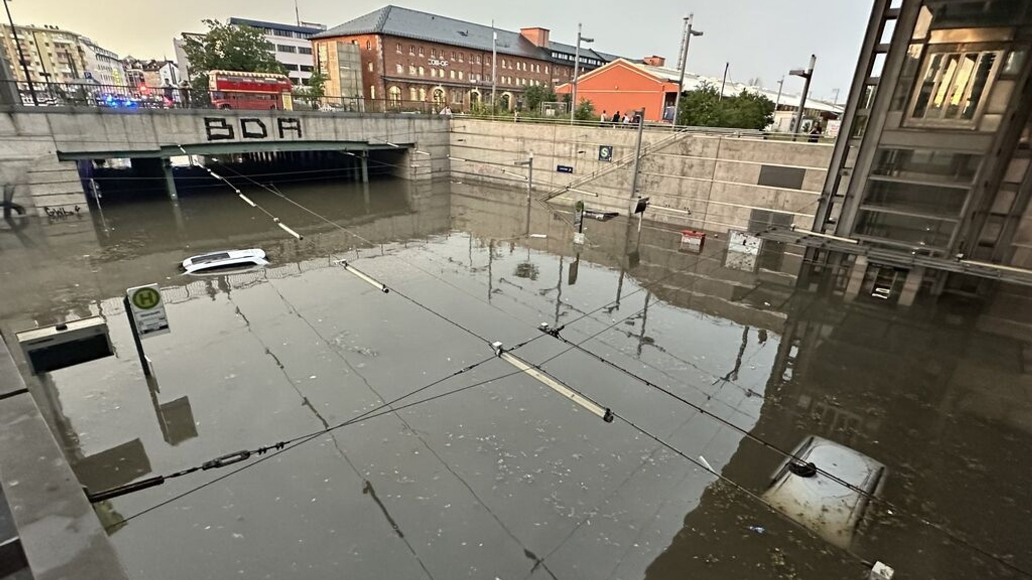 Autos, von denen man nur das Dach erkennen kann, stehen in einer überschwemmten Straße an einer Unterführung nach einer Unwetter. in schweres Gewitter hat am Donnerstagabend weite Teile der Innenstadt von Nürnberg unter Wasser gesetzt. Polizei und Feuerwehr wurden zu Hunderten Einsätzen gerufen. (zu dpa: «Überflutungen nach Unwetter in Nürnberg») Foto: NEWS5/dpa +++ dpa-Bildfunk +++