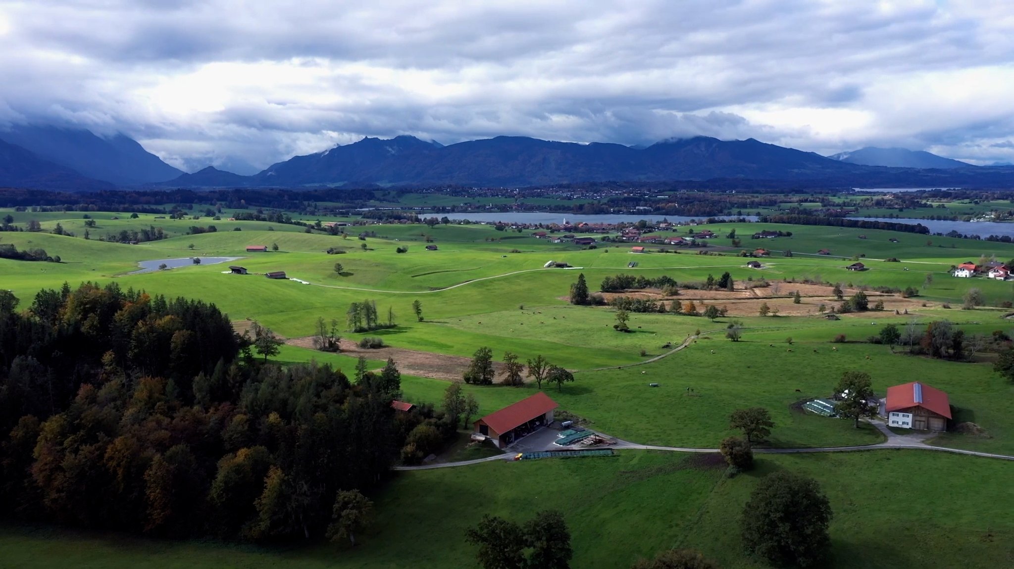 Aidling am Riegsee: Für den Kurzfilm "Vergiftete Wurzeln – Der lange Schatten der Hitlerjugend" wurden Originalschauplätze im Oberland besucht. 