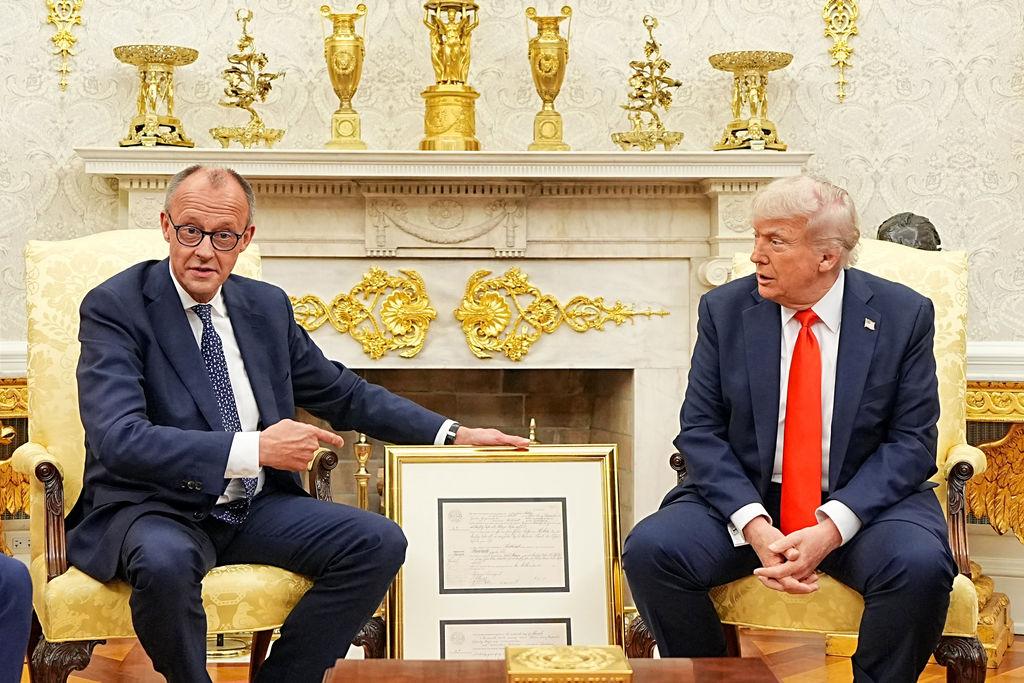 dpatopbilder - 05.06.2025, USA, Washington: US-Präsident Donald Trump (r) empfängt Bundeskanzler Friedrich Merz (CDU) im Oval Office im Weißen Haus. Merz überreichte ein Faksimile der Geburtsurkunde (oben deutsche, unten englische Fassung) von Friedrich (später Frederick) Trump, Großvater von US-Präsident Donald Trump als Gastgeschenk. Es ist das erste Treffen zwischen beiden Politikern seit Amtsantritt von Trump und Merz. Foto: Michael Kappeler/dpa Pool/dpa +++ dpa-Bildfunk +++