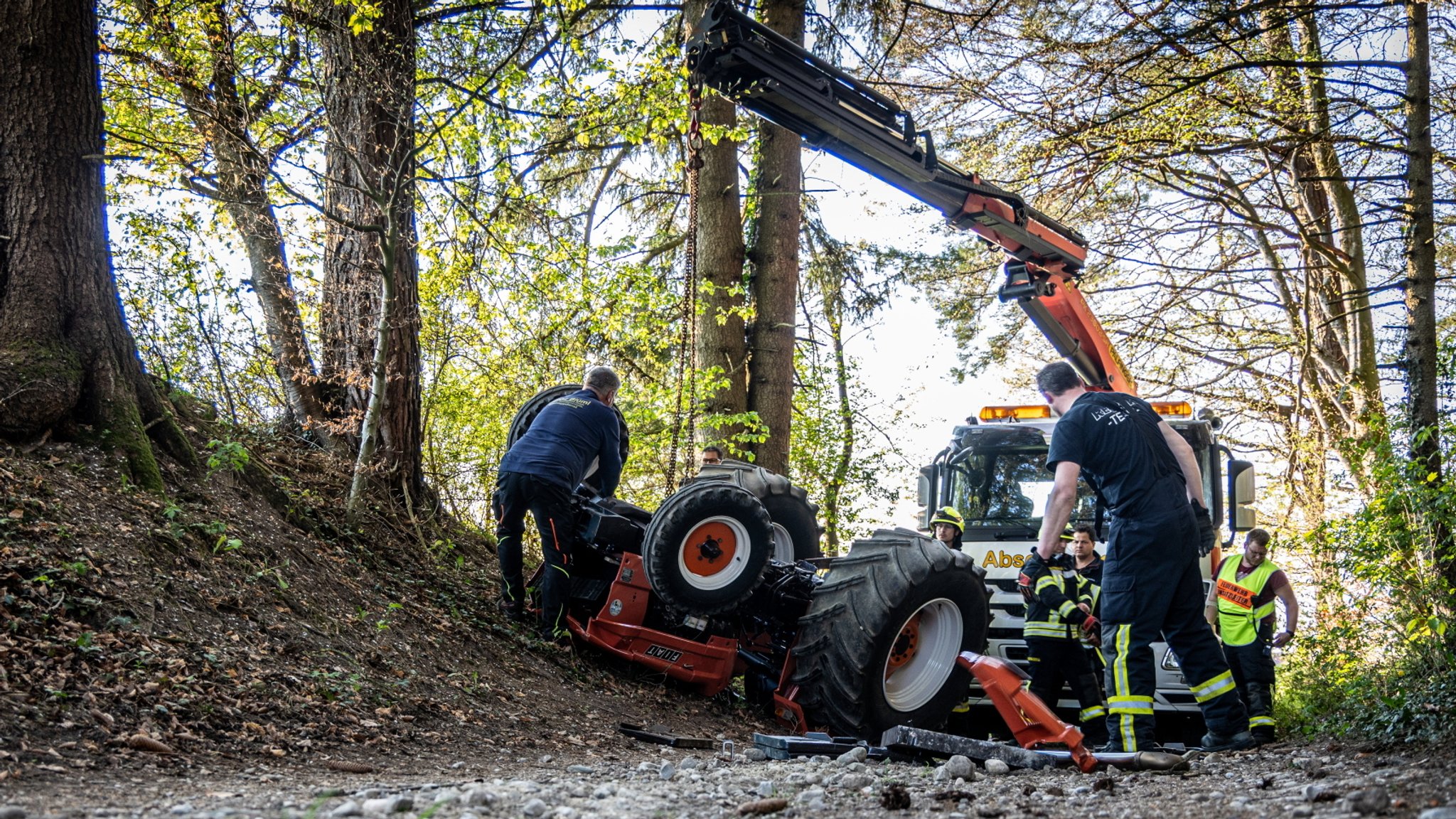Bei einem Unfall mit einem für Motorsportzwecke umgebauten Traktor im Landkreis Traunstein ist ein 67-Jähriger ums Leben gekommen.