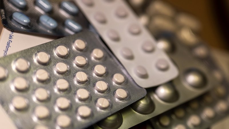 ARCHIV - 22.11.2021, Berlin: Diverse Medikamentenpackungen liegen auf einem Tisch in einer Apotheke. (zu dpa: «Apotheker: Lieferengpässe bei Medikamenten nehmen in Deutschland zu») Foto: Monika Skolimowska/dpa-Zentralbild/dpa +++ dpa-Bildfunk +++ | Bild: dpa-Bildfunk/Monika Skolimowska ARCHIV - 22.11.2021, Berlin: Diverse Medikamentenpackungen liegen auf einem Tisch in einer Apotheke. (zu dpa: «Apotheker: Lieferengpässe bei Medikamenten nehmen in Deutschland zu») Foto: Monika Skolimowska/dpa-Zentralbild/dpa +++ dpa-Bildfunk +++