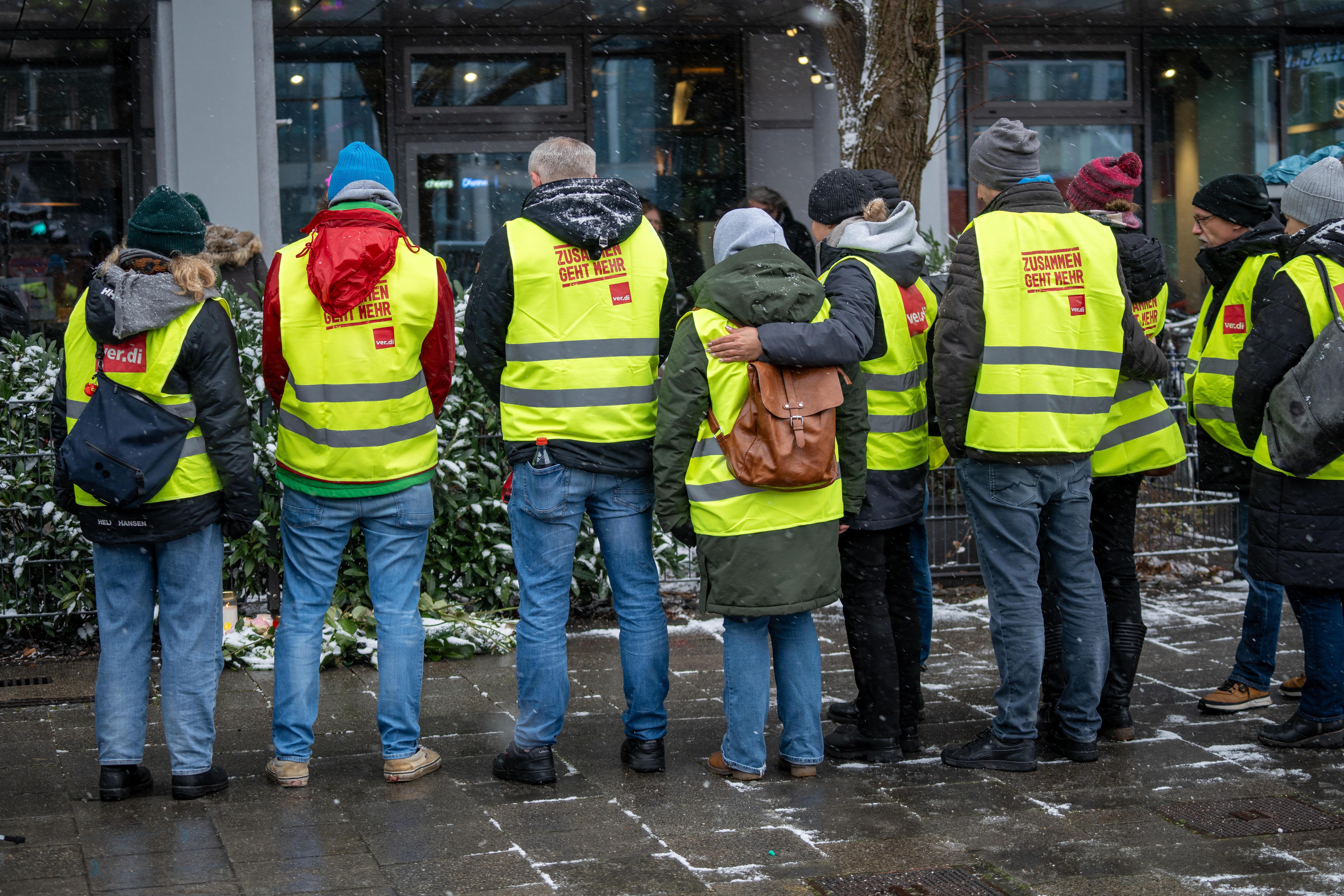Verdi-Mitglieder gedenken an dem Tatort. 