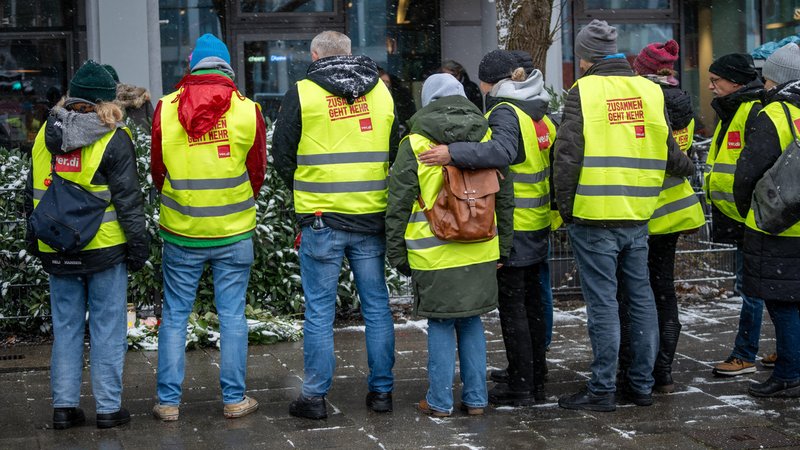 Verdi-Mitglieder gedenken an dem Tatort. | Bild: picture alliance / CHROMORANGE | Michael Bihlmayer Verdi-Mitglieder gedenken an dem Tatort.