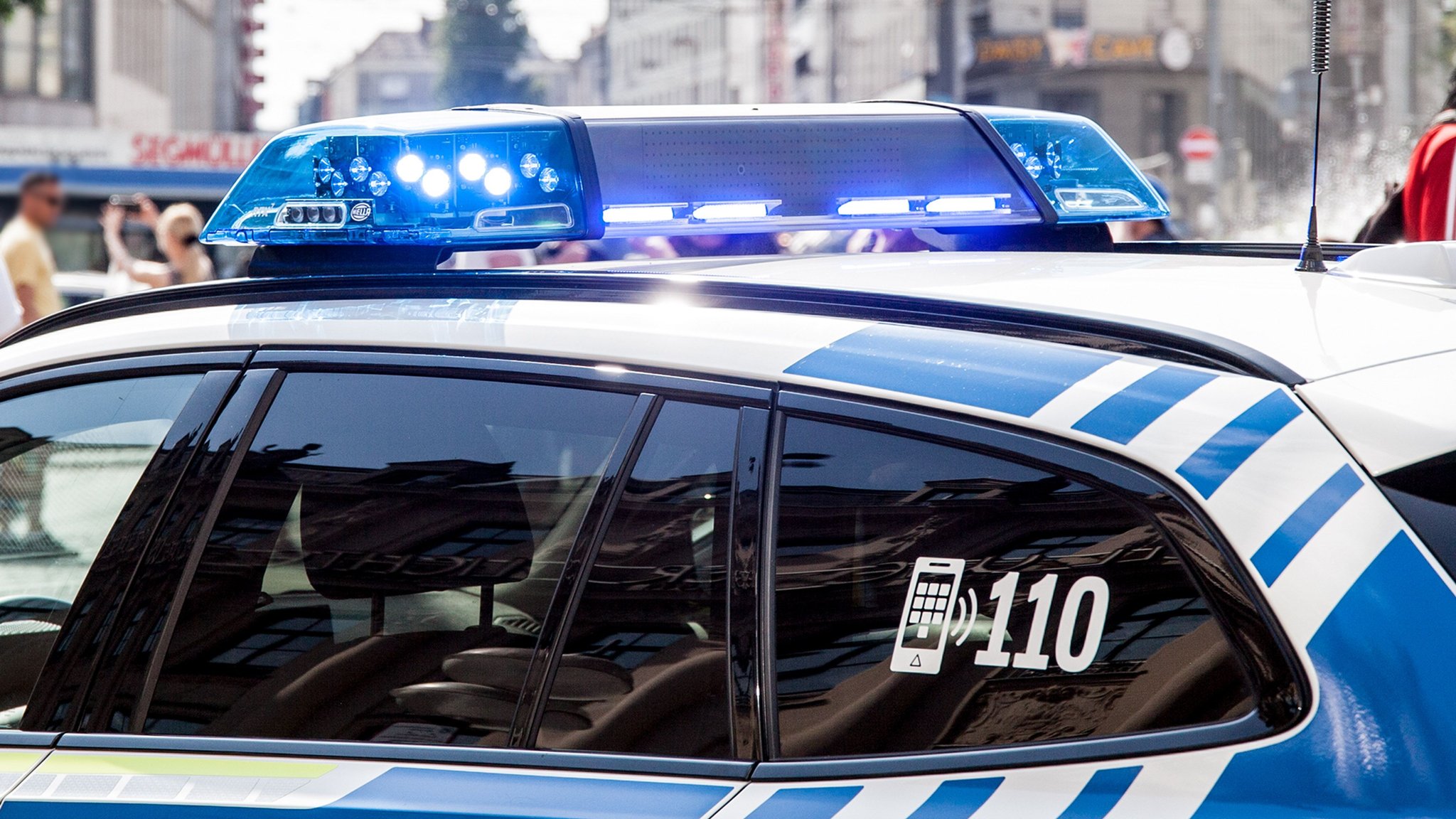 Polizeiauto mit Blaulicht in München (Symbolbild)