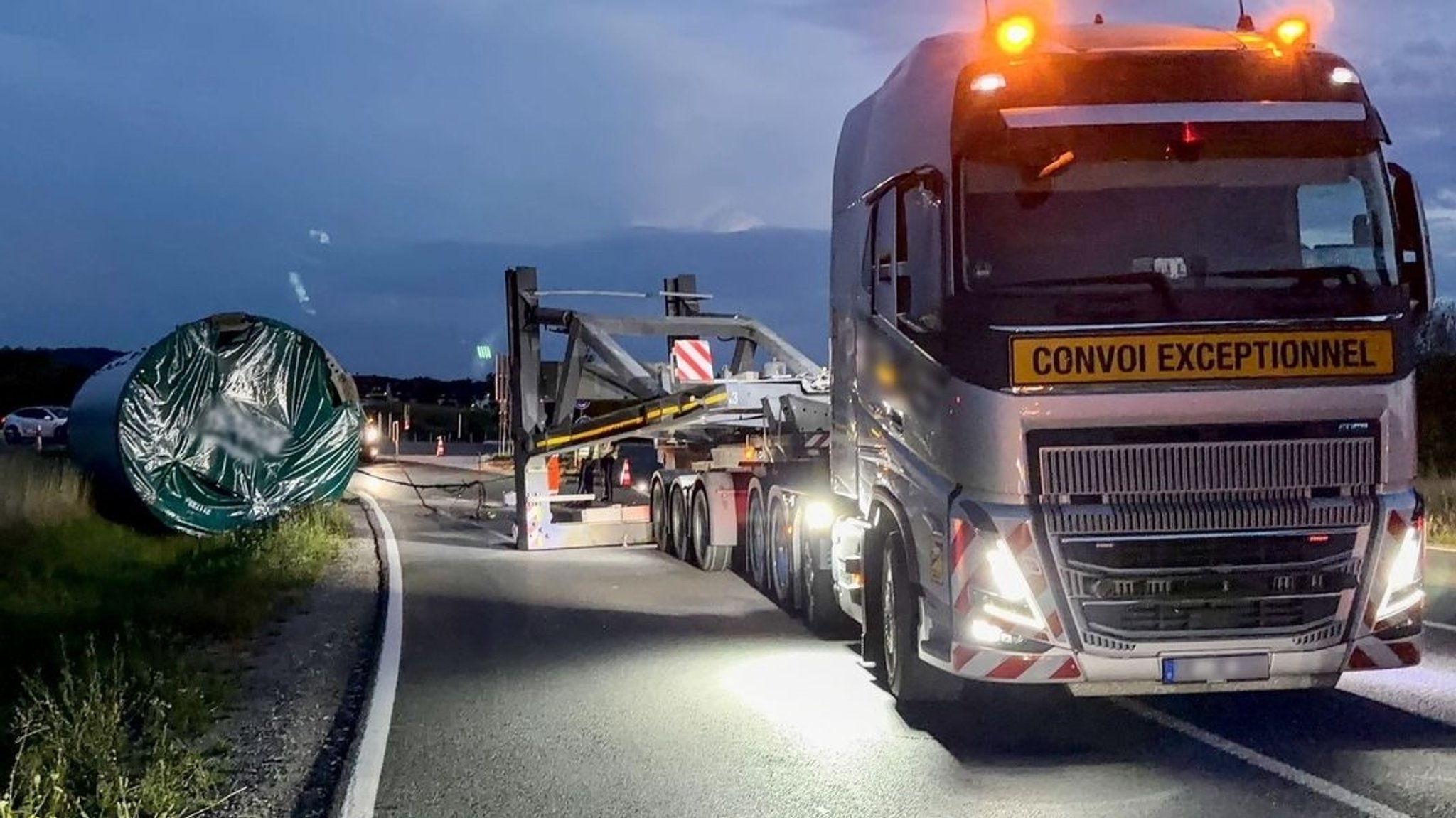 Tonnenschweres Windrad-Bauteil fällt von Schwerlasttransport