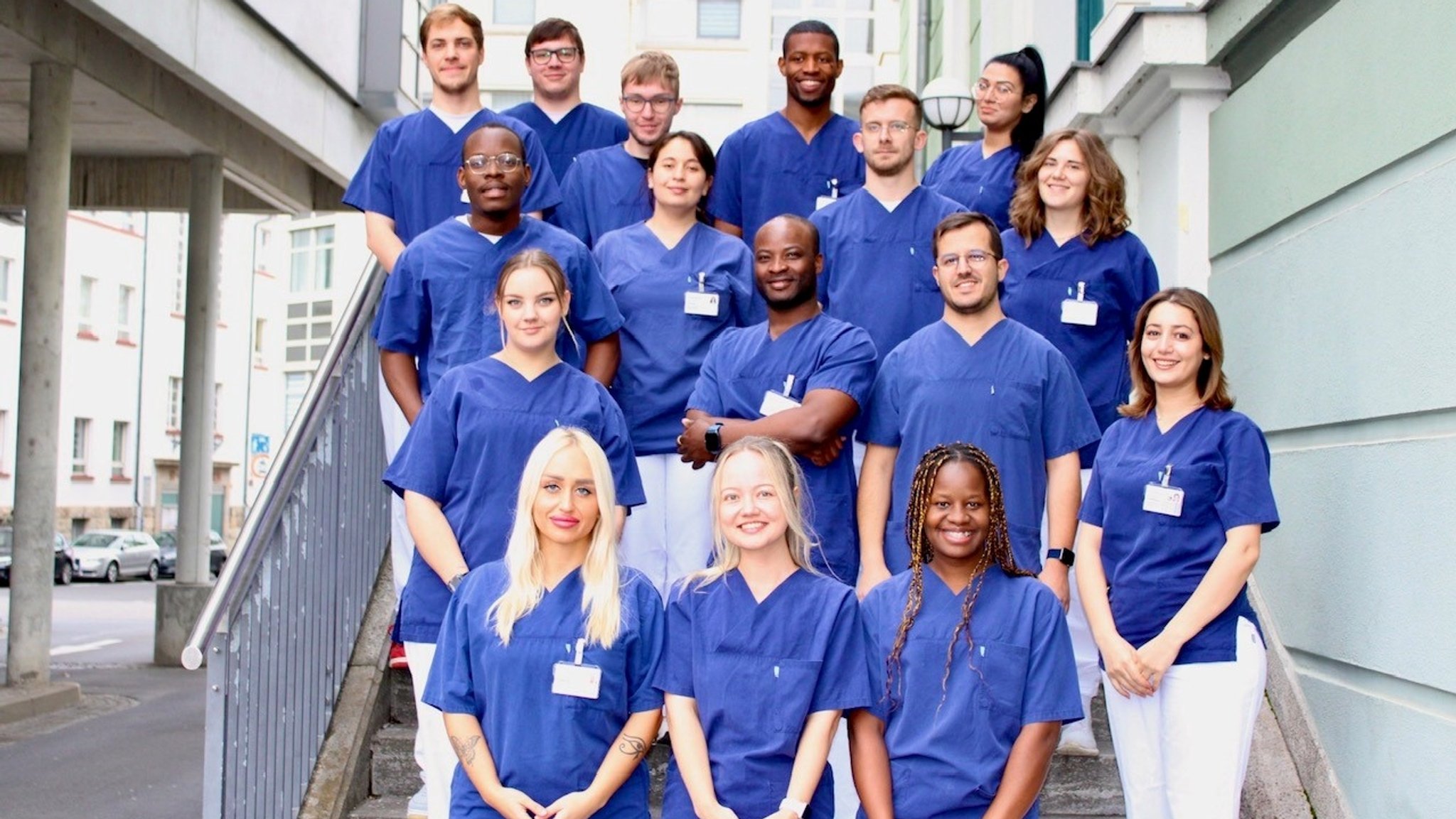 Eine Gruppe von Pflegeschülern und -schülerinnen steht vor einem Krankenhaus. Alle tragen blaue Tshirts. | Bild: Privat/Sharoon Shoaib Eine Gruppe von Pflegeschülern und -schülerinnen steht vor einem Krankenhaus. Alle tragen blaue Tshirts.