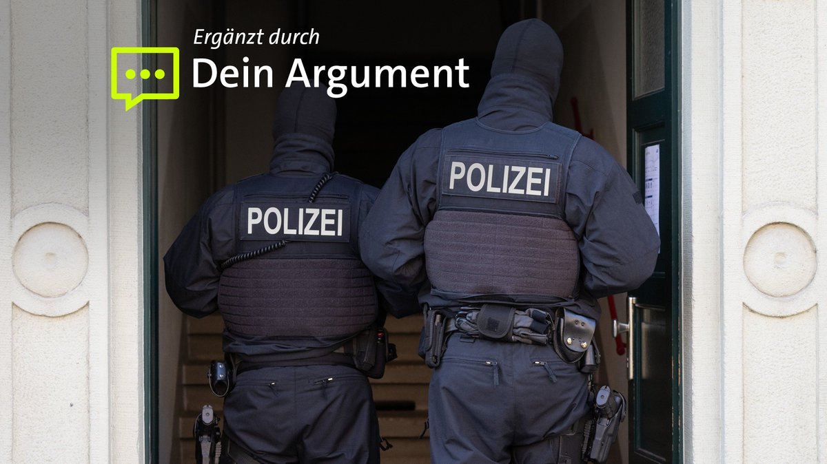 Polizisten in einem Hauseingang