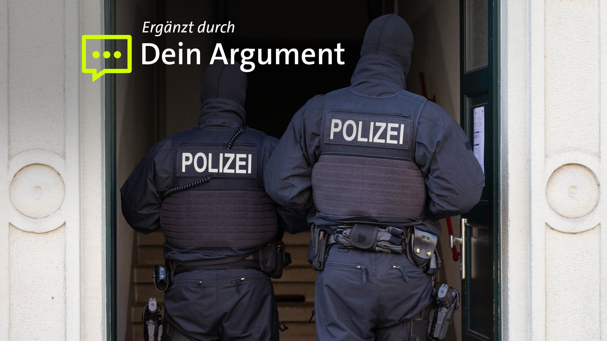 Polizisten in einem Hauseingang | Bild: dpa-Bildfunk/Sebastian Kahnert Polizisten in einem Hauseingang