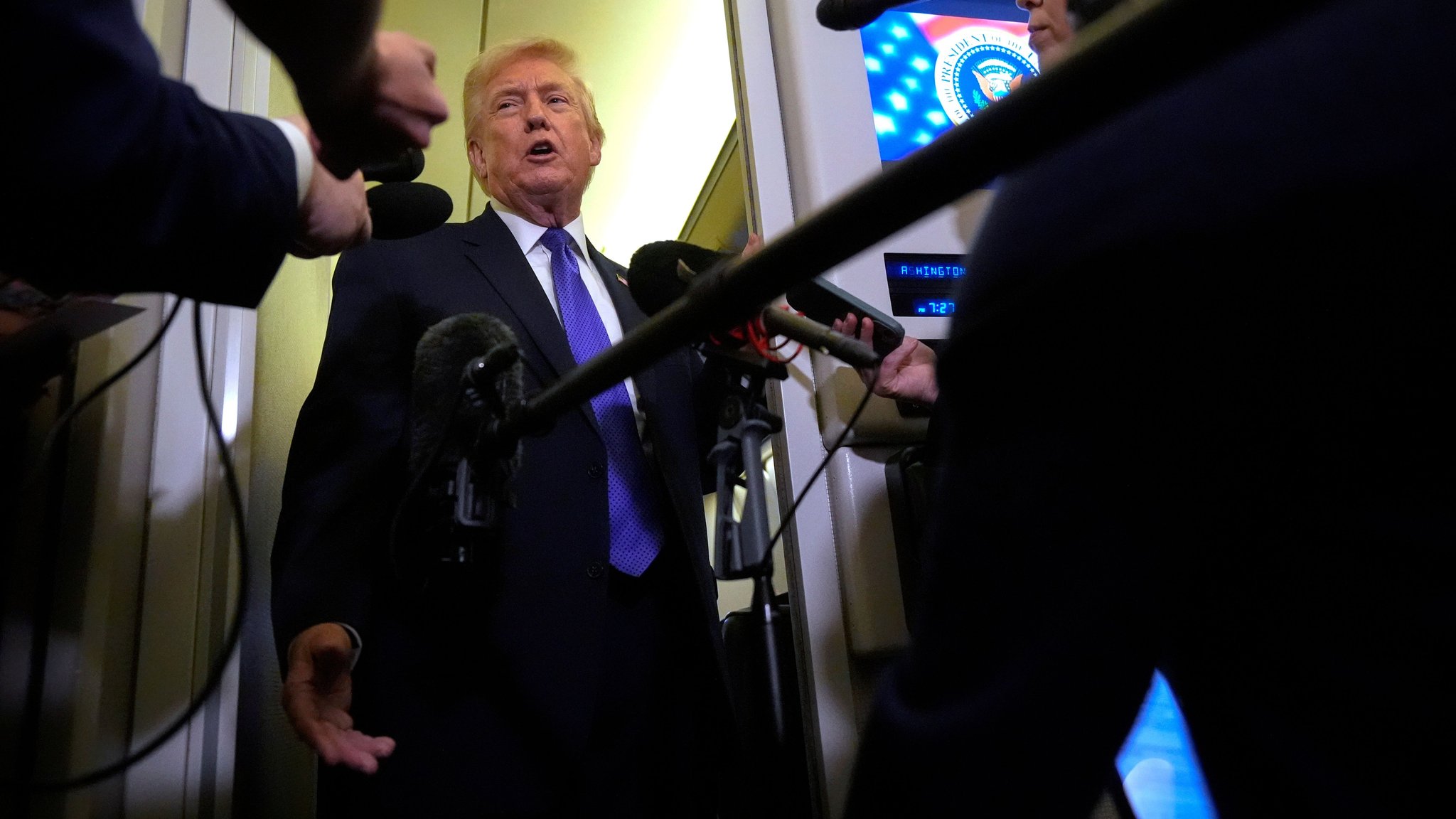 US-Präsident Donald Trump spricht zu Reportern, während er an Bord der Air Force One von der Joint Base Andrews nach West Palm Beach fliegt.