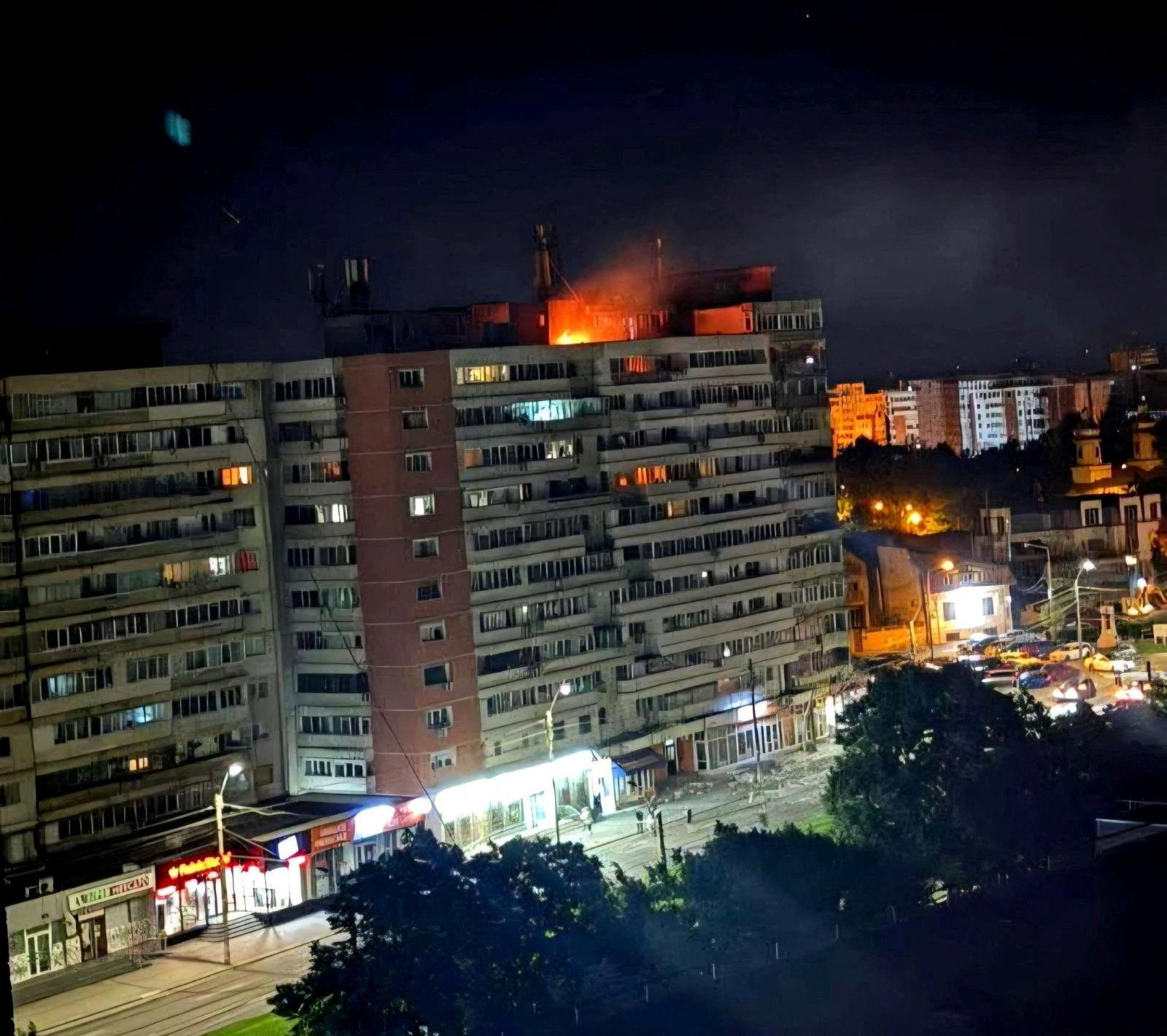 Feuer in einem Wohnhaus nach einem russischen Drohnenangriff in Galati