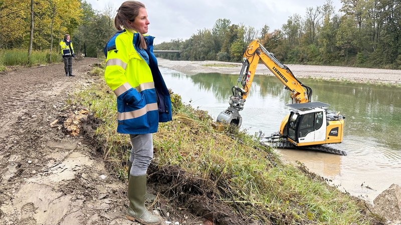 Viola Frietsch, Projektleiterin beim Wasserwirtschaftsamt Donau-Wörth, am Lech nördlich von Augsburg. Im Hintergrund: Renaturierung des Lechs. | Bild: BR / Angela Neulinger Viola Frietsch, Projektleiterin beim Wasserwirtschaftsamt Donau-Wörth, am Lech nördlich von Augsburg. Im Hintergrund: Renaturierung des Lechs.
