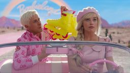 Die Hauptdarsteller ganz in rosa im Auto | Bild:Warner Bros./Picture Alliance