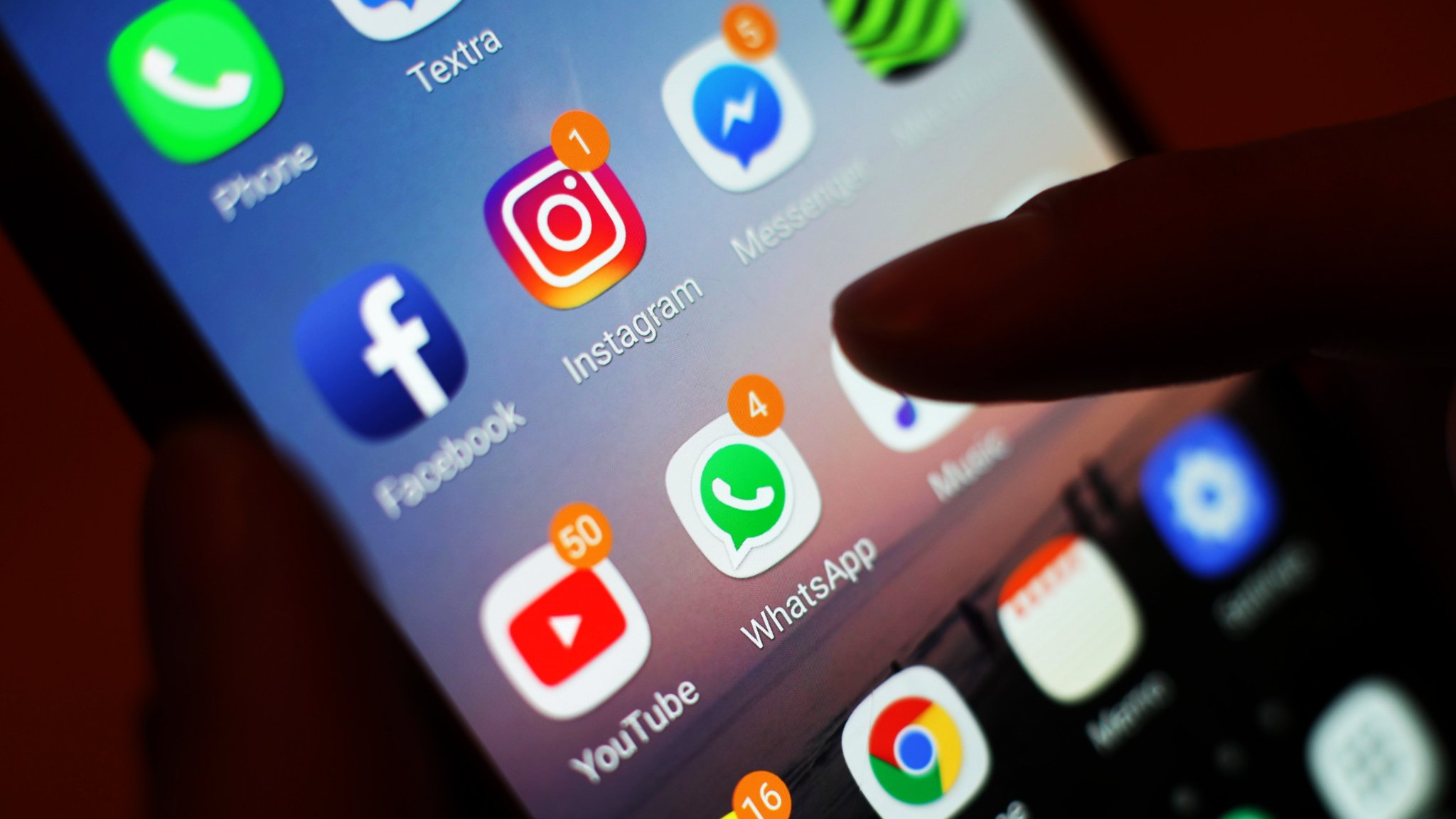 Auf WhatsApp, YouTube und anderen Plattformen verbreiten sich Falschmeldungen