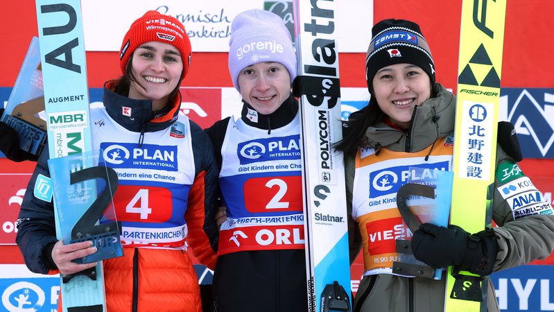 Nika Prevc (M.) gewinnt in Garmisch-Partenkirchen | Bild: picture-alliance/dpa Nika Prevc (M.) gewinnt in Garmisch-Partenkirchen