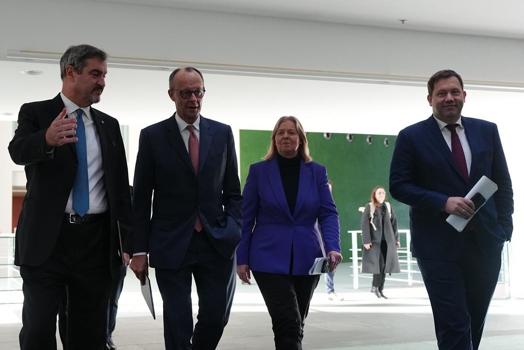 Archiv: Nach dem Koalitionsausschuss kommen Markus Söder (l-r), Ministerpräsident von Bayern und Vorsitzender der CSU, Friedrich Merz, Bundeskanzler und Bundesvorsitzender der CDU, Bärbel Bas, Bundesministerin für Arbeit und Soziales und Bundesvorsitzende der SPD, und Lars Klingbeil, Bundesminister der Finanzen und Bundesvorsitzender der SPD zur Bekanntgabe von Ergebnissen im Bundeskanzleramt zu einer Pressekonferenz.