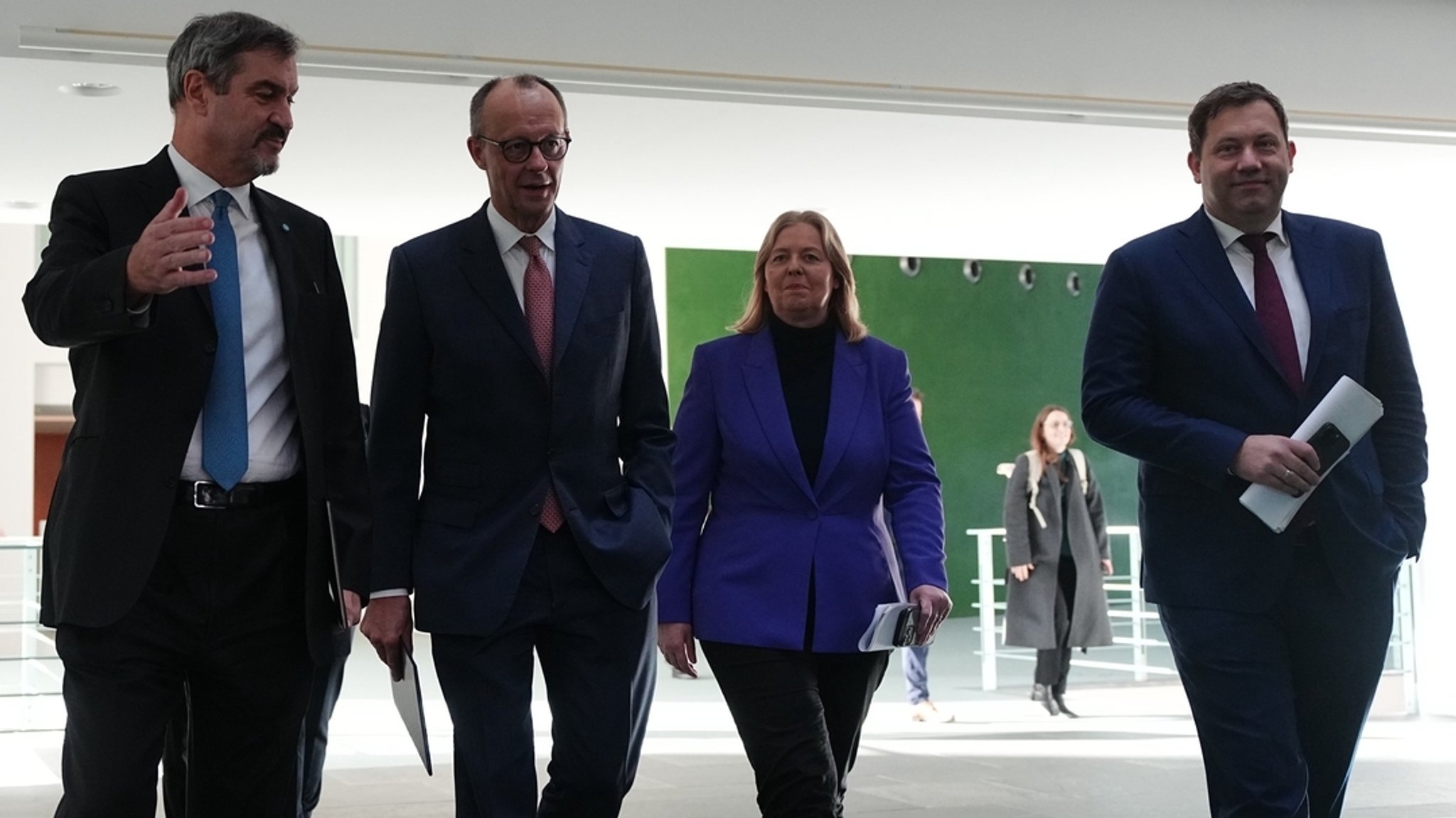 Archiv: Nach dem Koalitionsausschuss kommen Markus Söder (l-r), Ministerpräsident von Bayern und Vorsitzender der CSU, Friedrich Merz, Bundeskanzler und Bundesvorsitzender der CDU, Bärbel Bas, Bundesministerin für Arbeit und Soziales und Bundesvorsitzende der SPD, und Lars Klingbeil, Bundesminister der Finanzen und Bundesvorsitzender der SPD zur Bekanntgabe von Ergebnissen im Bundeskanzleramt zu einer Pressekonferenz.