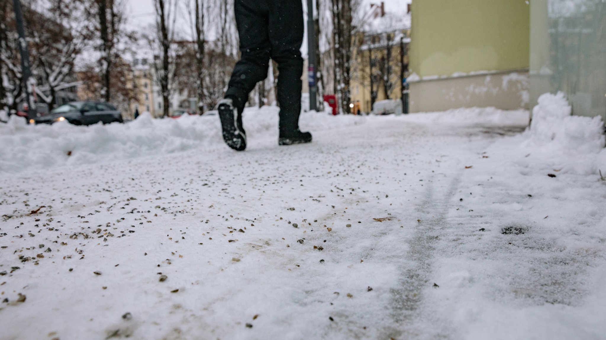 Räum- und Streupflicht bei Eis: Das gilt, das ist erlaubt