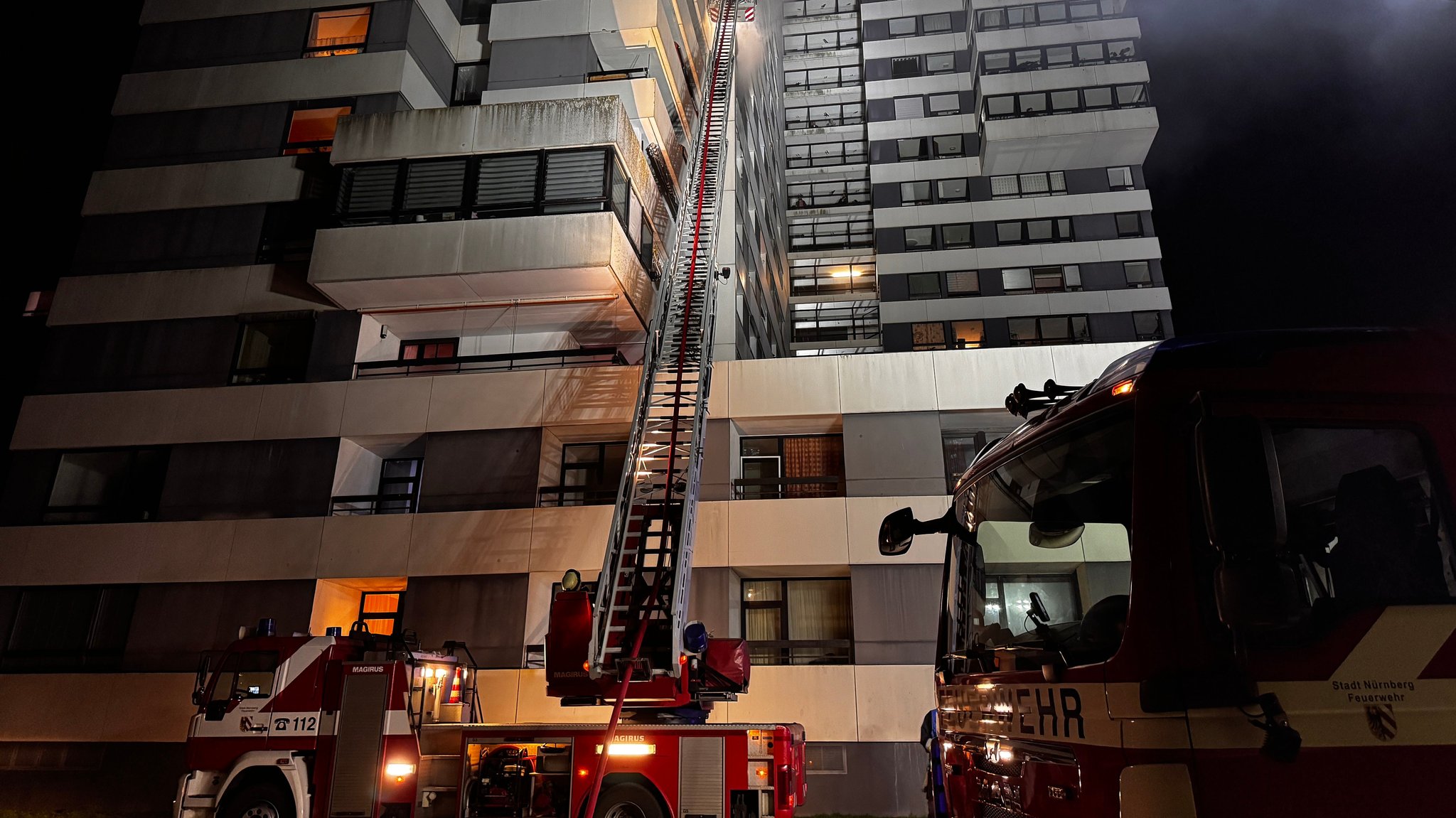 Feierwehr löscht Brand in Nürnberger Hochhaus