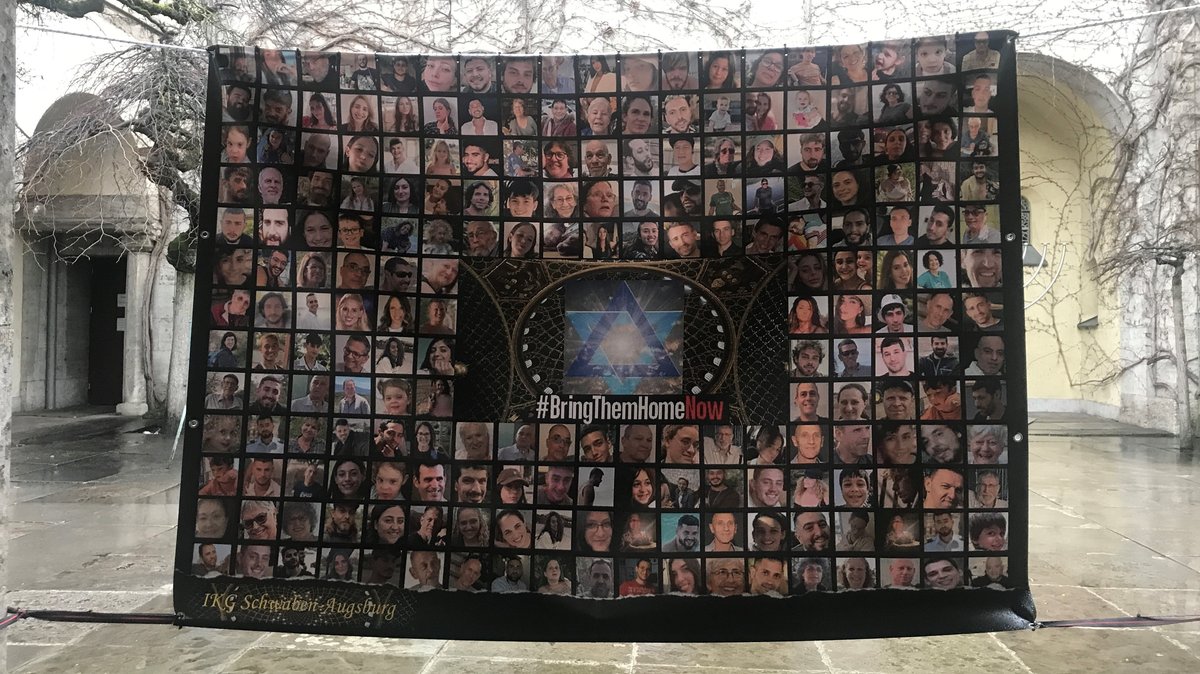 Im Innenhof der Synagoge hängt nun ein Banner, das die Gesichter aller Geiseln zeigt, unter dem Hashtag #Bringthemhomenow