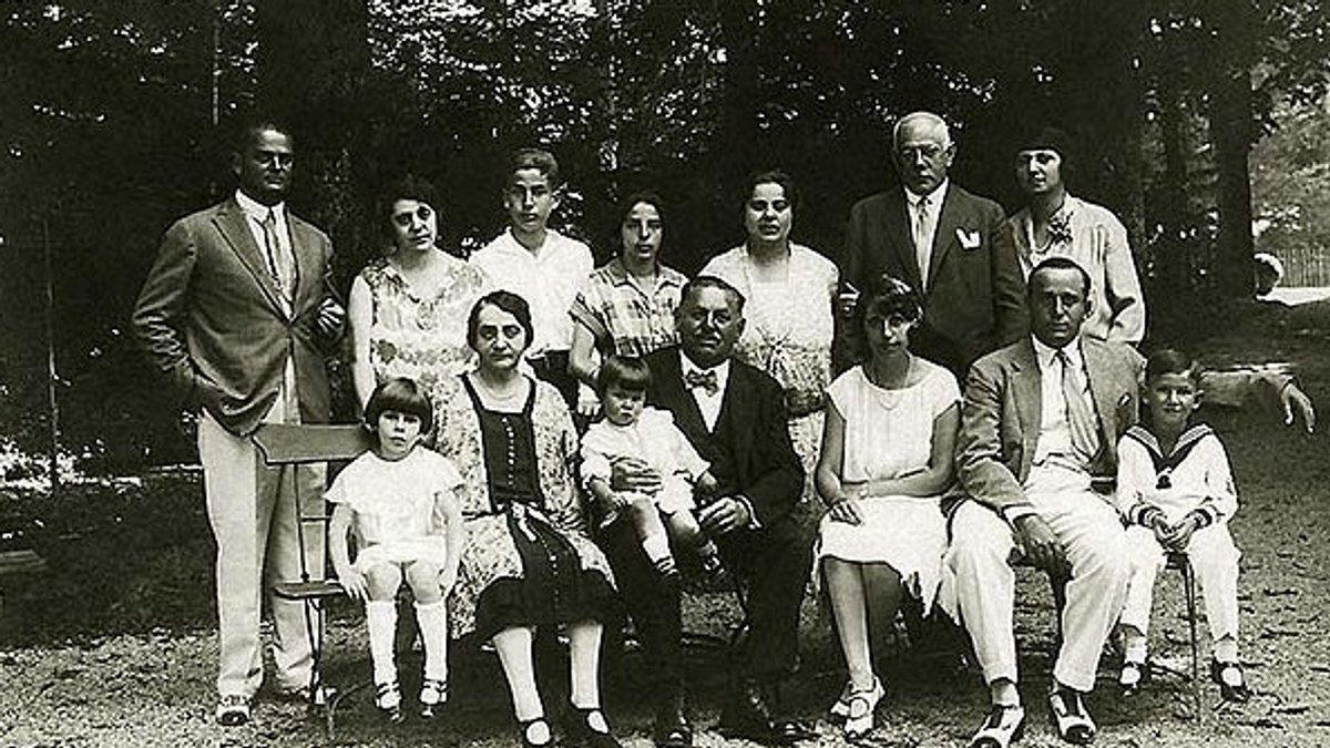 Die Familie Rothschild vor ihrem Ferienhaus in Berchtesgaden. Ganz rechts: Peter Roots, der Vater von Katrina Recker. 