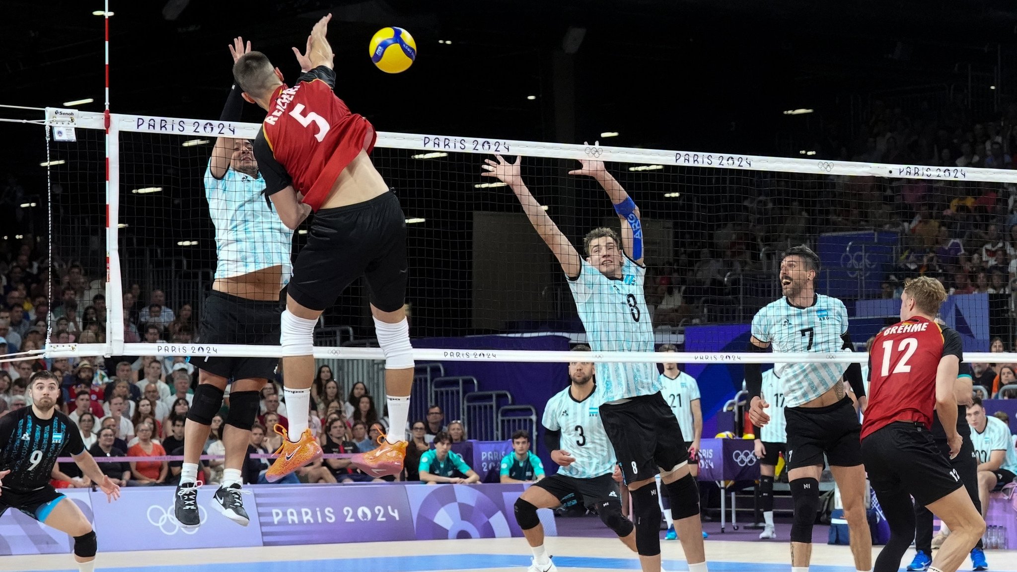 Paris 2024 - Volleyball: Spielszene Argentinien - Deutschland