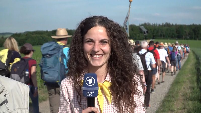 BR-Reporterin Sarah Beham bei der Fußwallfahrt 2022. 