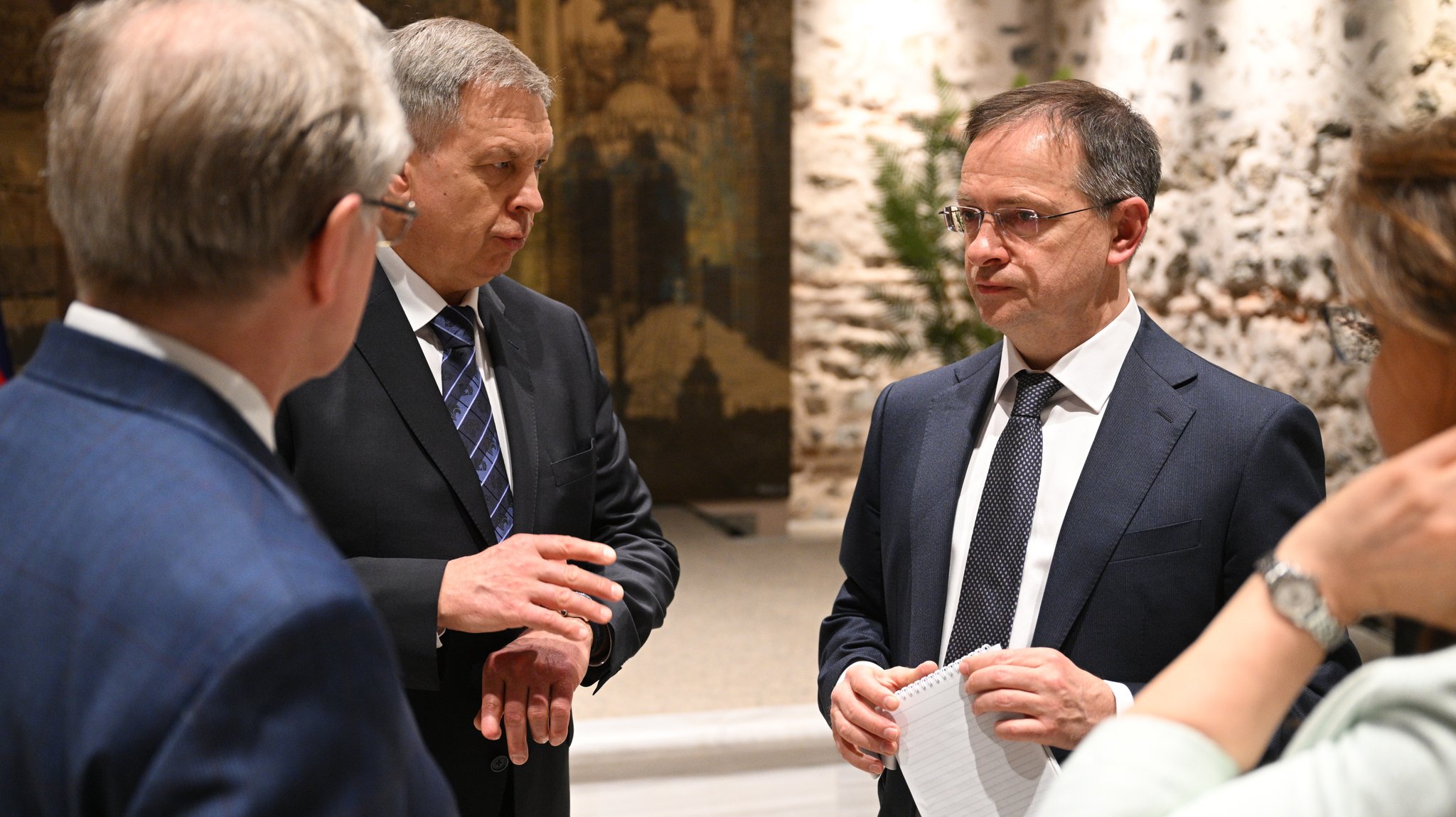 Der Politiker inmitten seiner Delegation