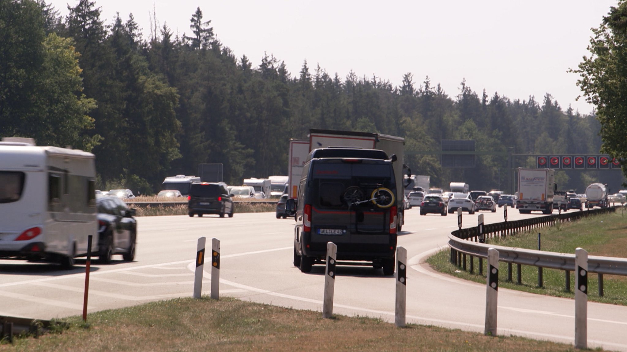 Eine Autobahn voller Autos. | Bild: BR Eine Autobahn voller Autos.